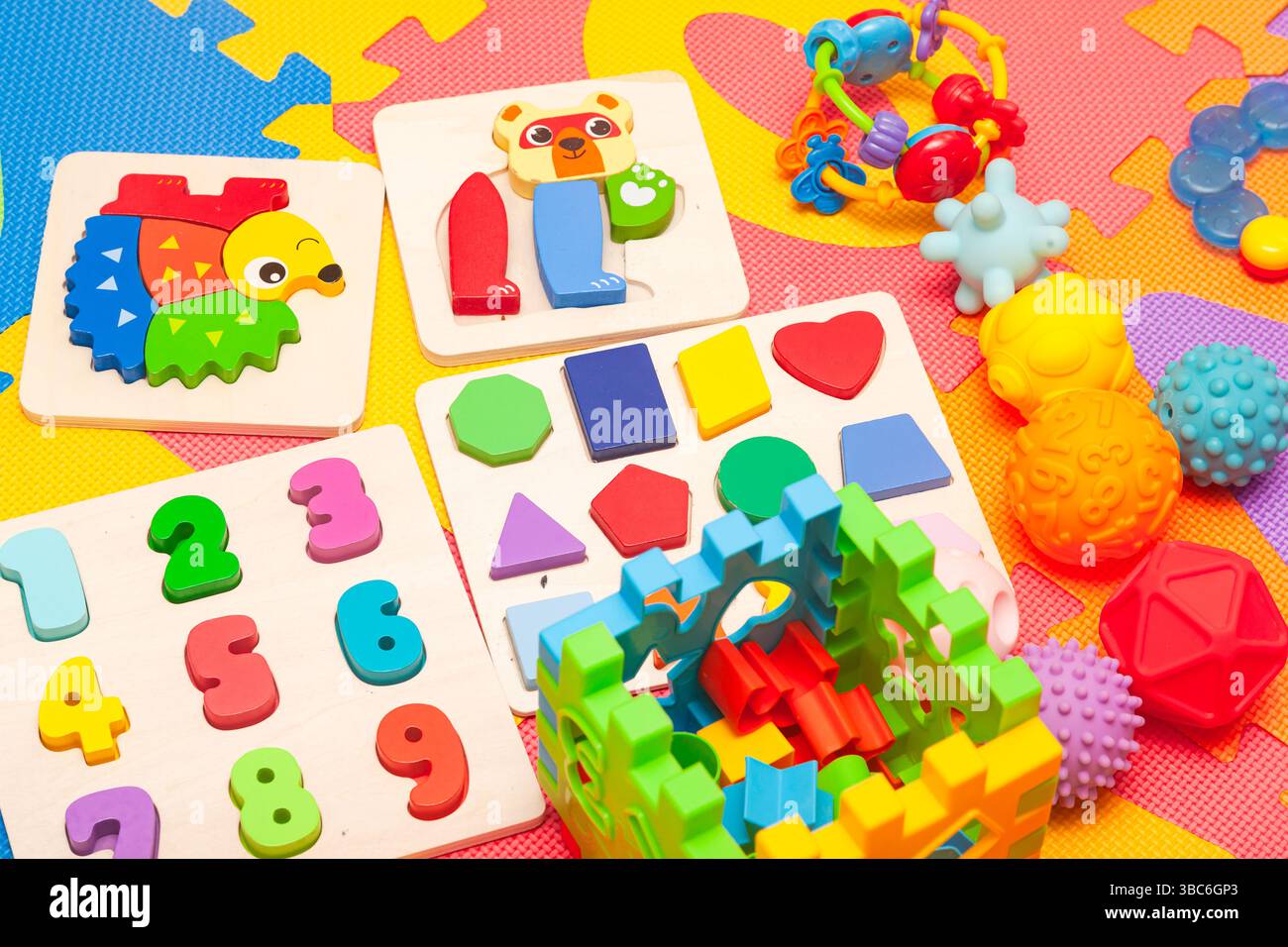 Giocattoli educativi per bambini su un tappetino da gioco. Foto Stock