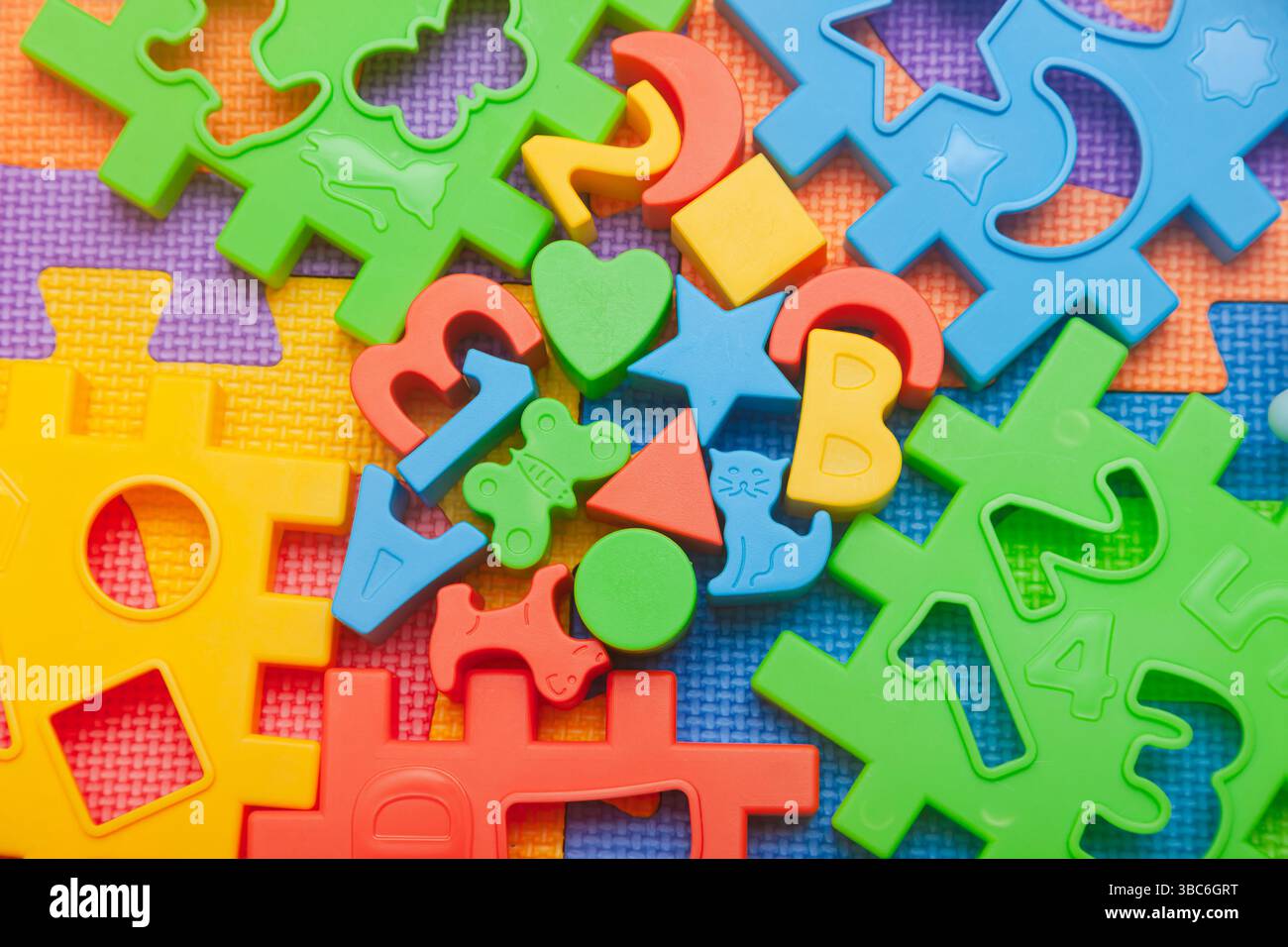 Giocattoli educativi per bambini su un tappetino da gioco. Foto Stock