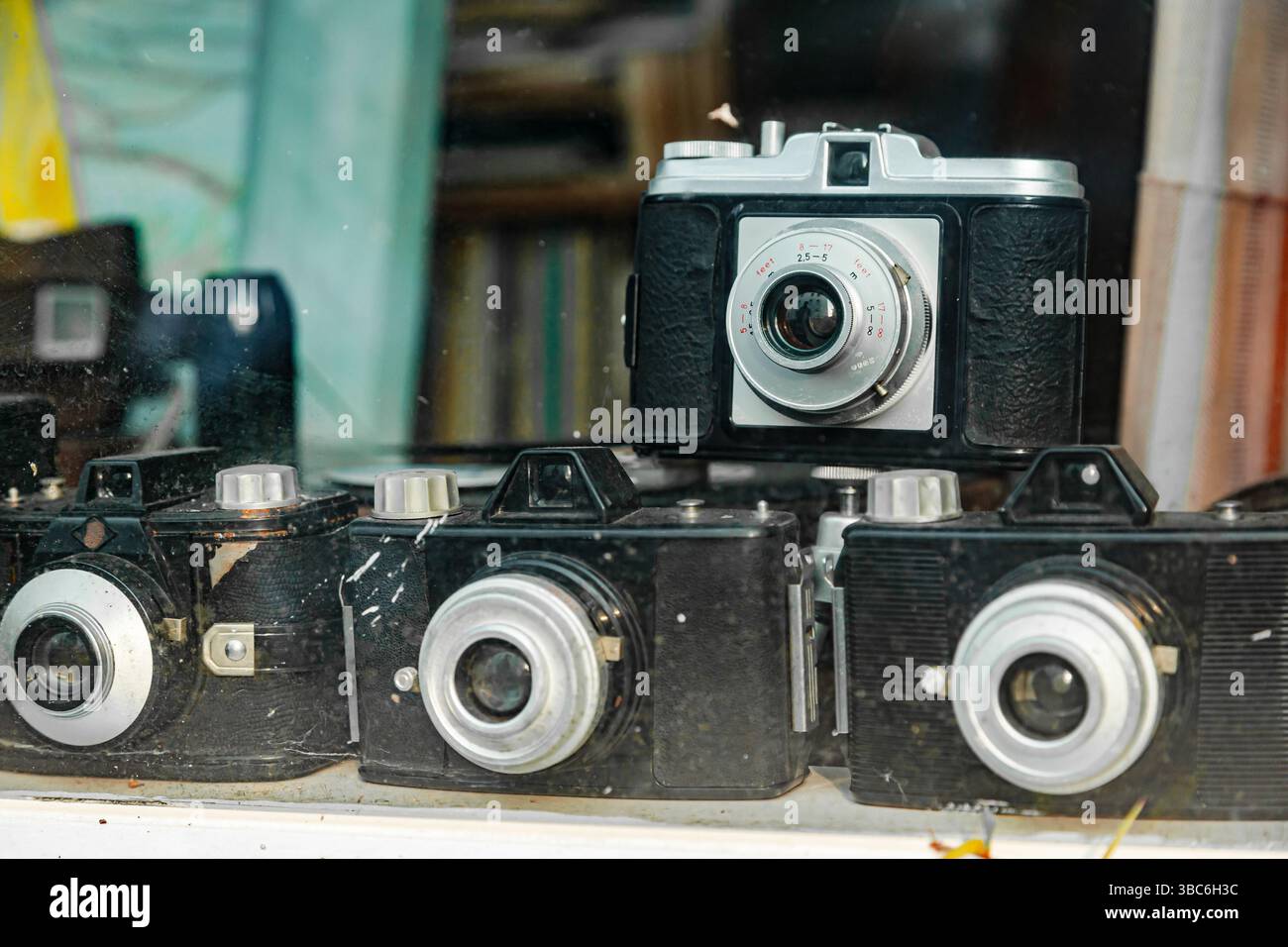 Le macchine fotografiche antiche si trovano in una vetrina. Foto Stock