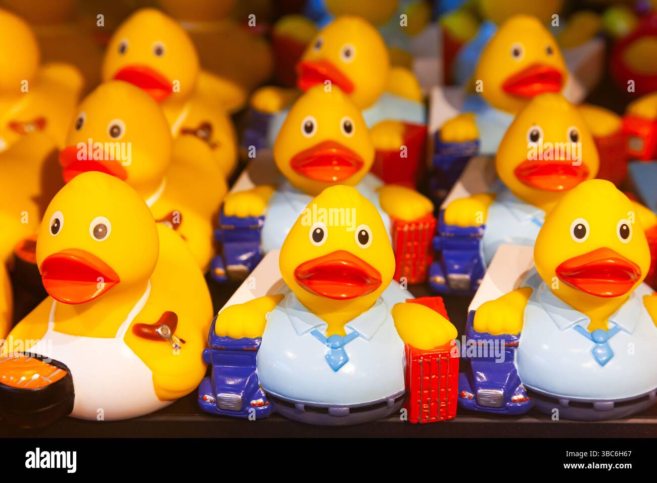 Ci sono molte anatre di gomma ricordo sullo scaffale. Foto Stock