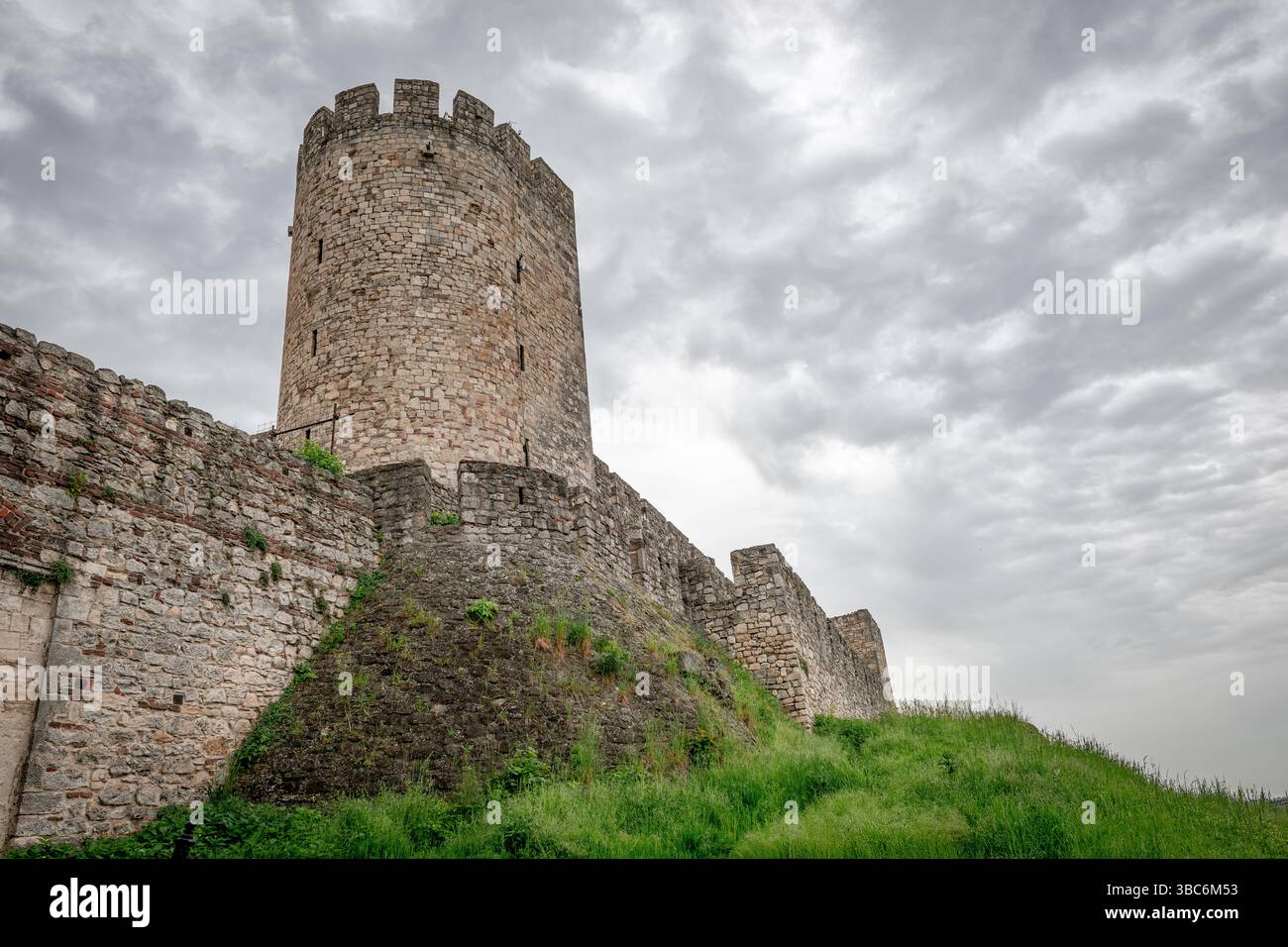 Le mura della città alta della Fortezza di Belgrado viste dal parco Kalemegdan. A Belgrado, Serbia. Foto Stock
