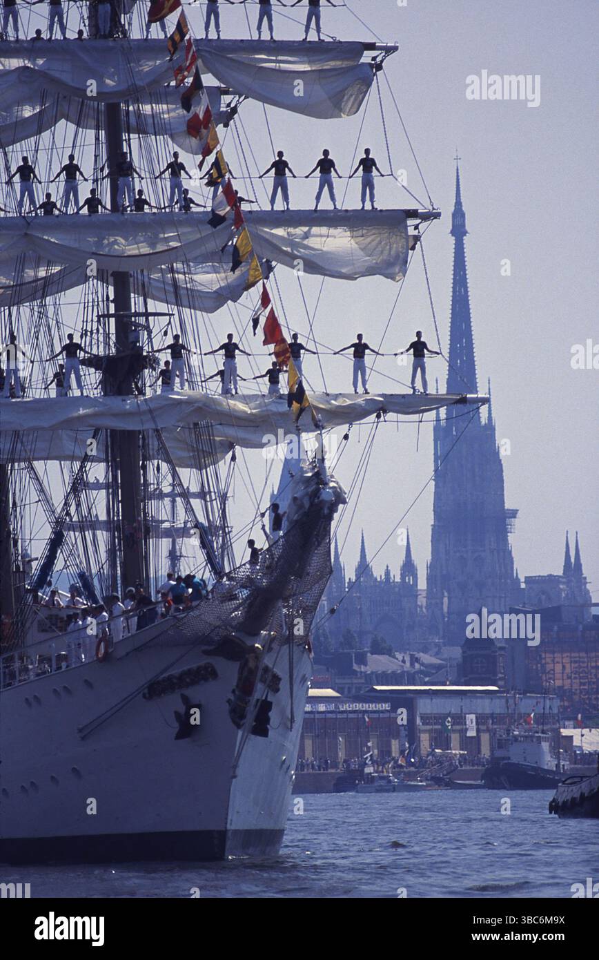 AJAXNETPHOTO. 16 LUGLIO 1989. ROUEN, FRANCIA. - VOILE DE LA LIBERTE - NAVI ALTE - LA NAVE ADDESTRATIVA DELLA MARINA MESSICANA CUAUHTEMOC SALPA SULLA SENNA, I SUOI CADETTI SCAVANO I CANTIERI, LASCIANDO LA FAMOSA CATTEDRALE DI ROUEN A EST. FOTO: JONATHAN EASTLAND/AJAX. RIF: 890374 Foto Stock