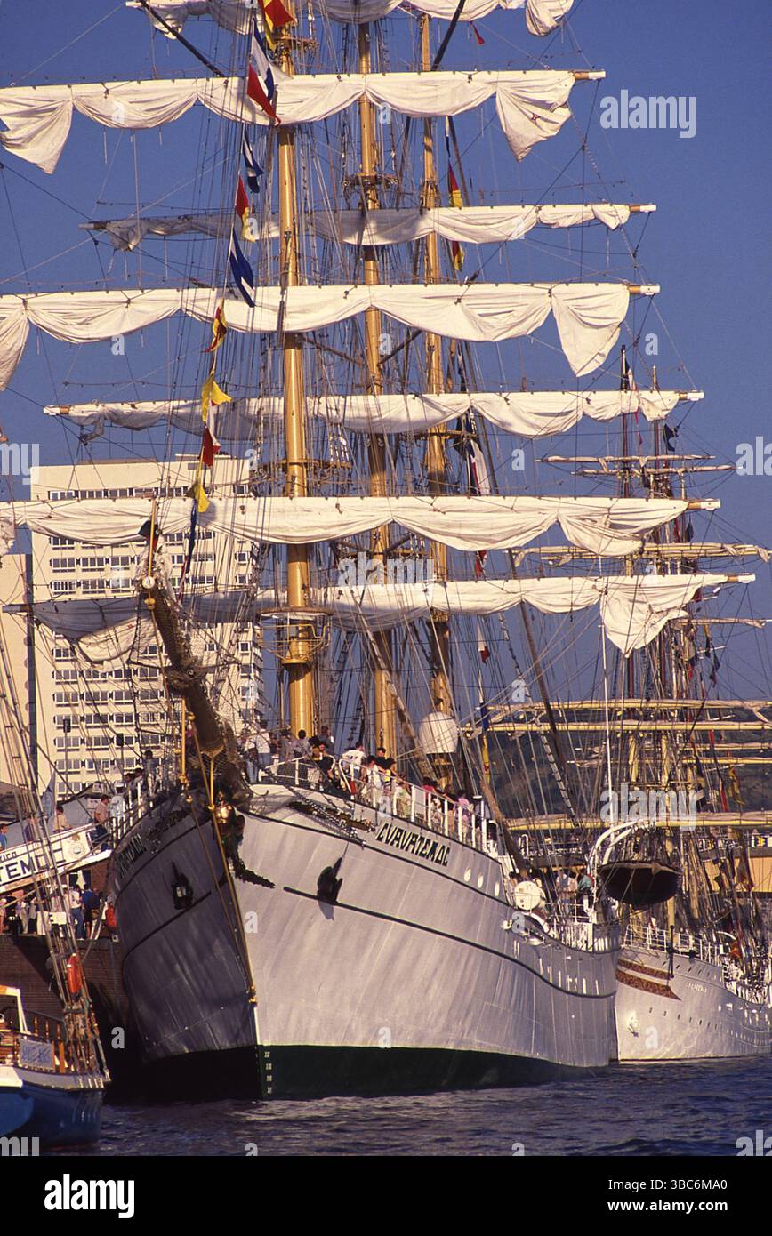 AJAXNETPHOTO. 16 LUGLIO 1989. ROUEN, FRANCIA. - VOILE DE LA LIBERTE - NAVI ALTE - LA NAVE ADDESTRAMENTO DELLA MARINA MESSICANA CUAUHTEMOC ORMEGGIATA NELLA FAMOSA CITTÀ. FOTO: JONATHAN EASTLAND/AJAX. RIF: 890381 Foto Stock