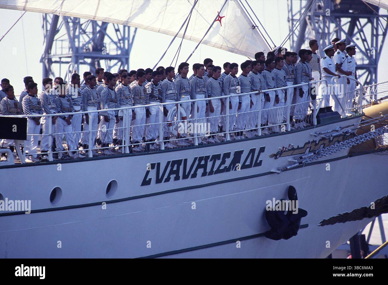 AJAXNETPHOTO. 16 LUGLIO 1989. ROUEN, FRANCIA. - VOILE DE LA LIBERTE - NAVI ALTE - L'EQUIPAGGIO DELLA CUAUHTEMOC DELLA MARINA MESSICANA ALLINEA LA FOREDECK MENTRE SALPA SULLA SENNA. FOTO: JONATHAN EASTLAND/AJAX. RIF: 890395 Foto Stock