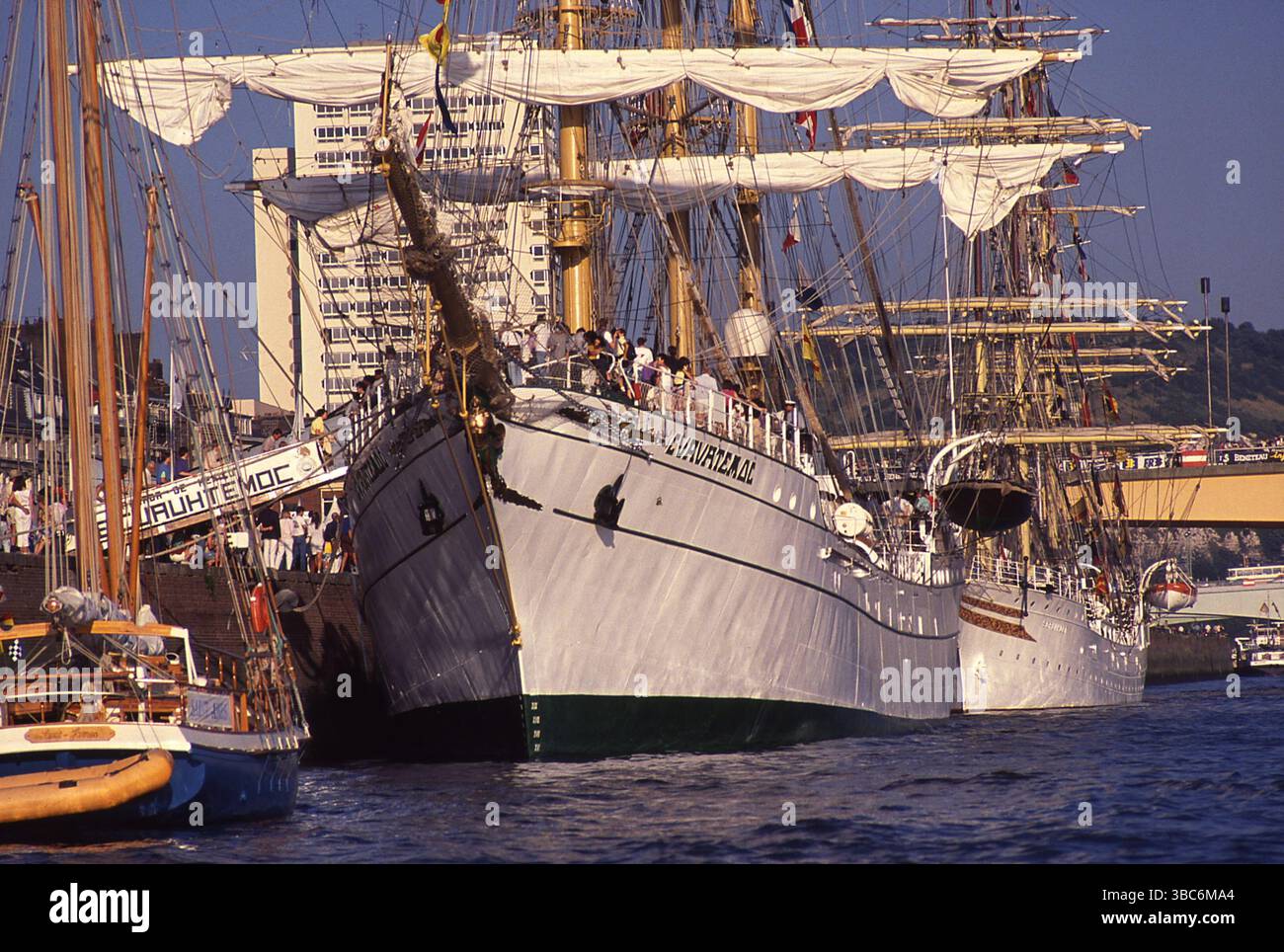 AJAXNETPHOTO. 16 LUGLIO 1989. ROUEN, FRANCIA. - VOILE DE LA LIBERTE - NAVI ALTE - LA NAVE ADDESTRATIVA DELLA MARINA MESSICANA CUAUHTEMOC (CENTRO) ORMEGGIATA SU ROUEN QUAYS DURANTE L'EVENTO. FOTO: JONATHAN EASTLAND/AJAX. RIF: 890415 Foto Stock