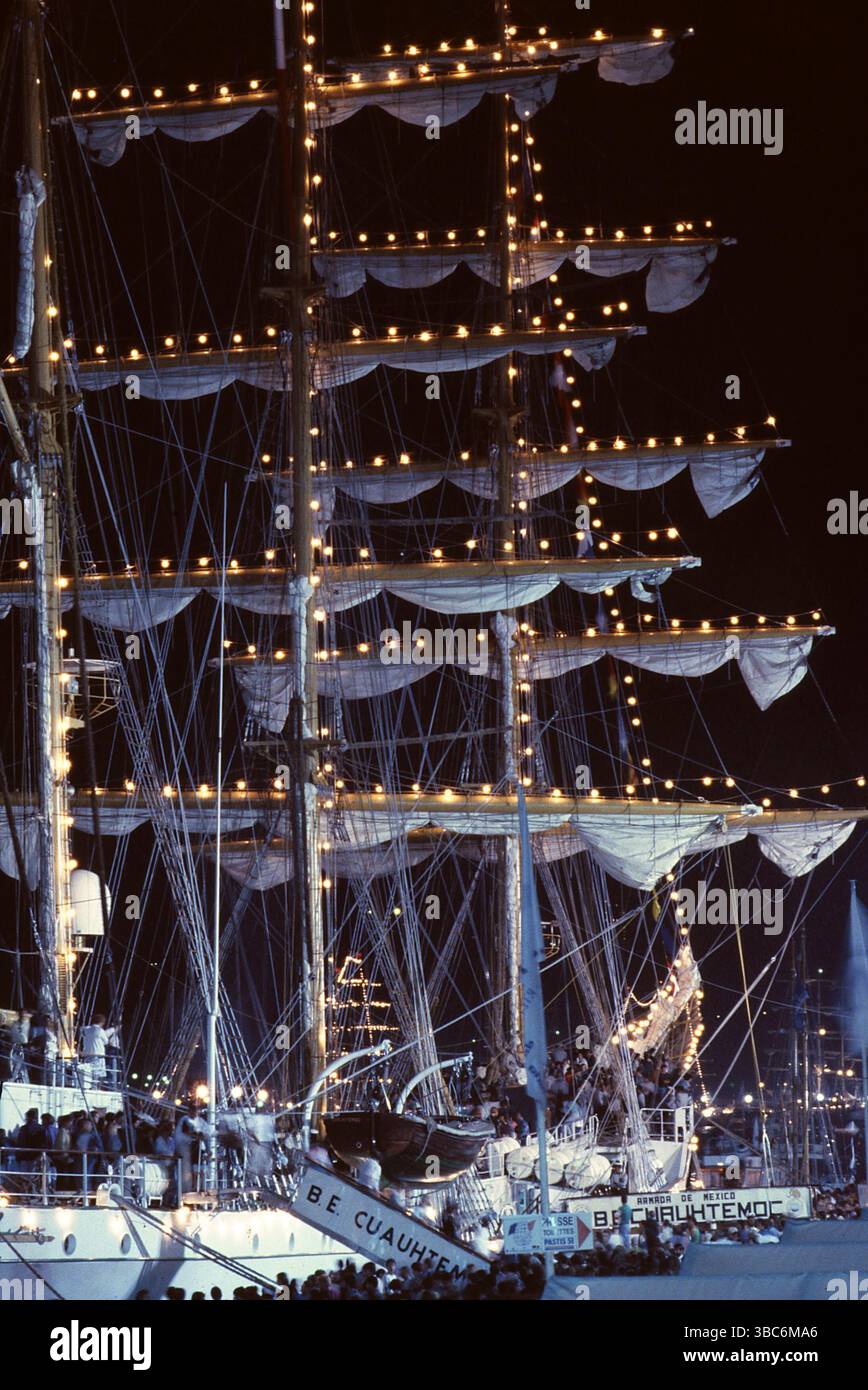 AJAXNETPHOTO. 16 LUGLIO 1989. ROUEN, FRANCIA. - VOILE DE LA LIBERTE - NAVI ALTE - LA NAVE ADDESTRATIVA DELLA MARINA MESSICANA CUAUHTEMOC SI È ILLUMINATA. FOTO: JONATHAN EASTLAND/AJAX. RIF: 891464 Foto Stock