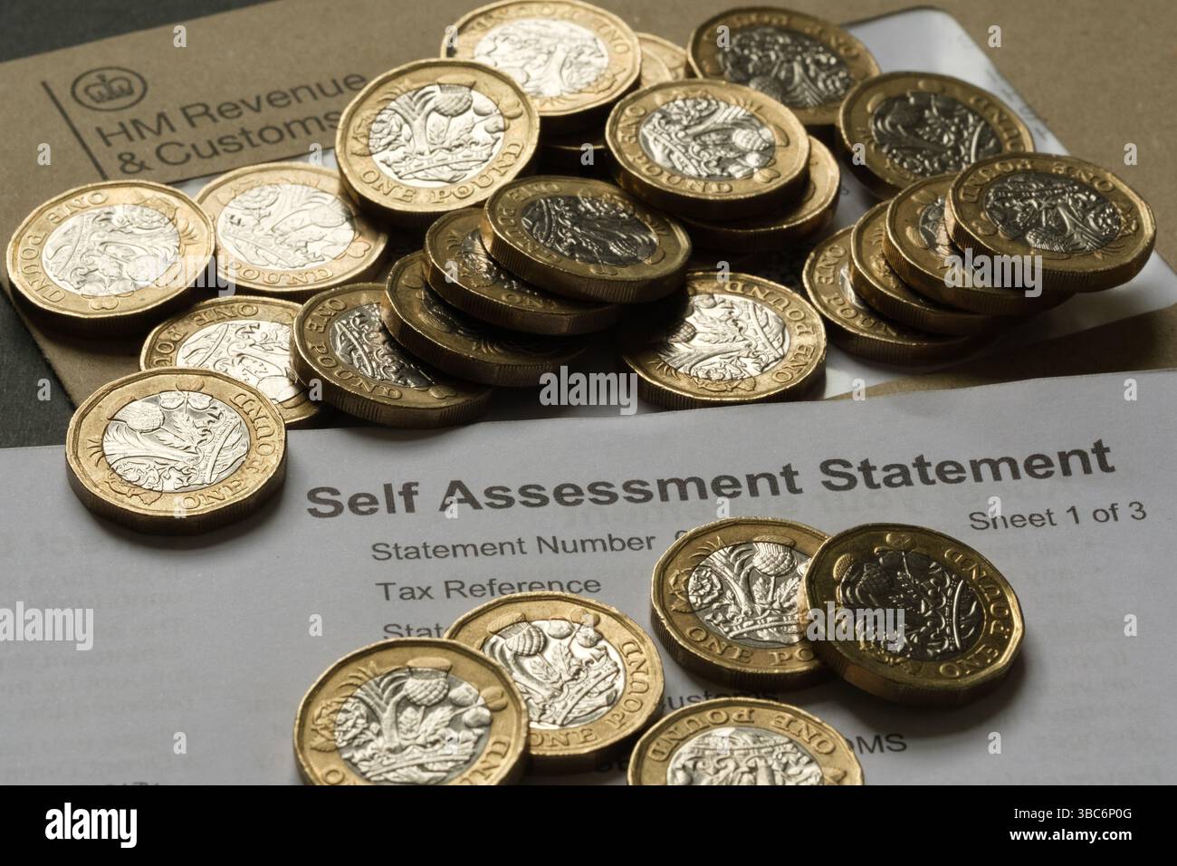 Stafford, una dichiarazione di autovalutazione britannica delle entrate e delle dogane, che simboleggia le responsabilità fiscali del Regno Unito e la rendicontazione dei redditi personali Foto Stock