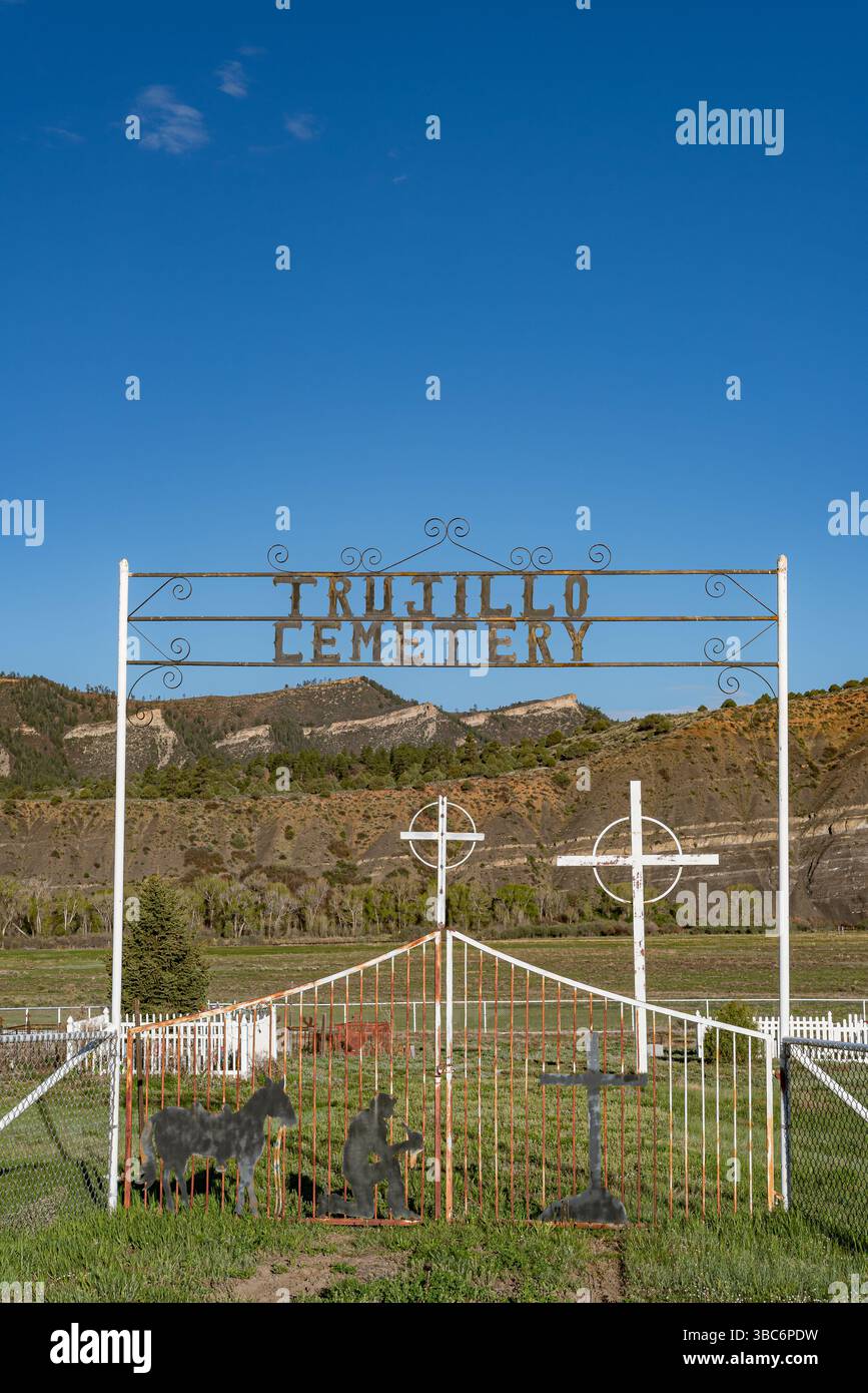 Cancello d'ingresso al cimitero di Trujillo, grandi croci e montagne sullo sfondo, Trujillo, Archuleta County, Colorado, USA. Foto Stock
