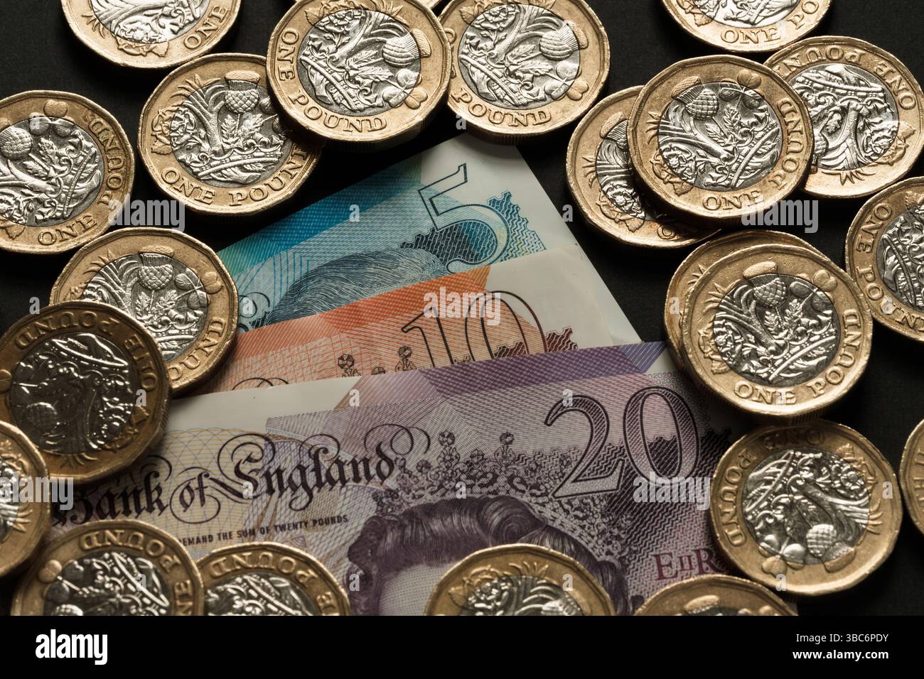 Una sterlina, valuta britannica, denaro britannico, sterlina, monete, banconote, banconota da cinque sterline, banconota da dieci sterline, banconota da venti sterline, ricchezza finanziaria, soldi, soldi, Foto Stock