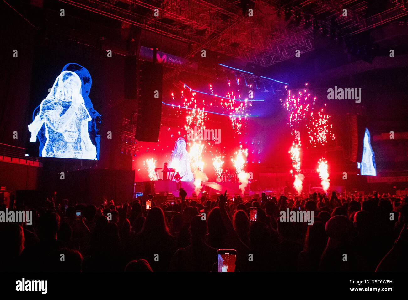 Madrid, Madrid, Spagna. 18 maggio 2025. La GIOVANE cantante portoricana MIKO durante il suo concerto alla Movistar Arena di Madrid, Spagna. La cantante nominata ai Latin Grammy si esibì a Madrid come parte del suo XOXO Tour. Crediti: Alvaro Laguna/ZUMA Press Wire/ZUMA Wire/Alamy Live News Foto Stock