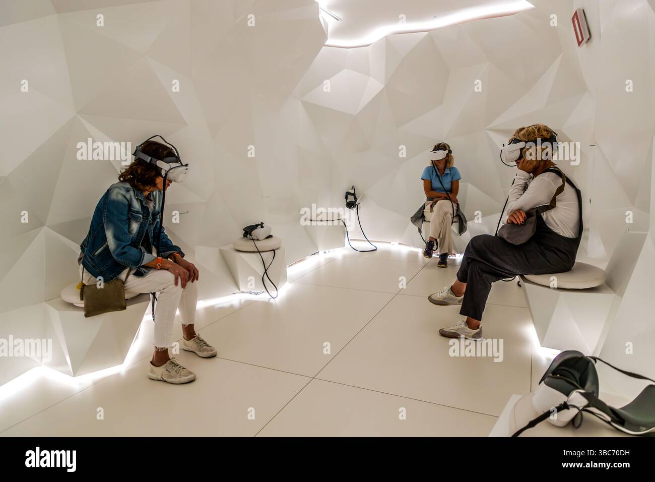 I visitatori possono sperimentare la grotta Jameos del Agua, creata dall'attività vulcanica, come esperienza in realtà virtuale. Lanzarote, Canarias, Spagna Foto Stock