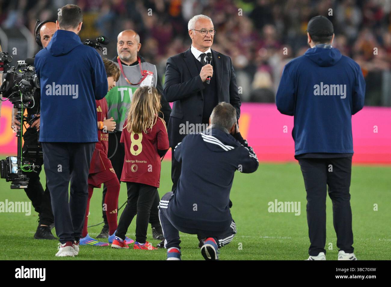 Stadio Olimpico, Roma, Italia. 18 maggio 2025. Serie A Football; Roma contro AC Milan; Claudio Ranieri riceve un omaggio dai giocatori e dai tifosi della Roma per la sua ultima partita in casa in cui si occupa della Roma Credit: Action Plus Sports/Alamy Live News Foto Stock