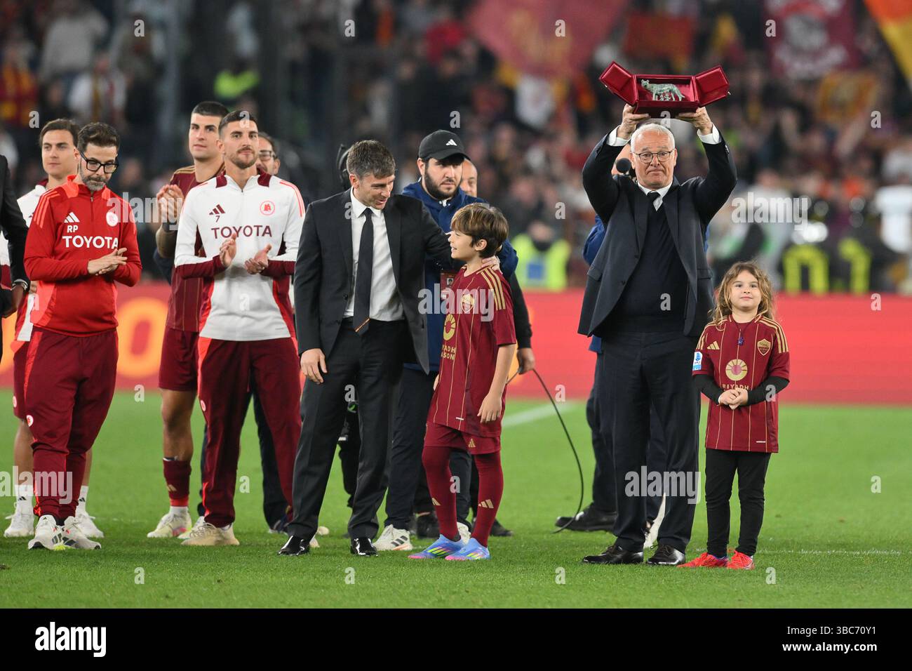 Stadio Olimpico, Roma, Italia. 18 maggio 2025. Serie A Football; Roma contro AC Milan; Claudio Ranieri riceve un omaggio dai giocatori e dai tifosi della Roma per la sua ultima partita in casa in cui si occupa della Roma Credit: Action Plus Sports/Alamy Live News Foto Stock