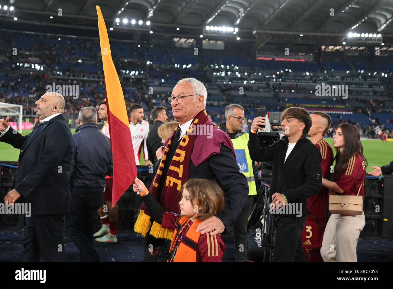 Stadio Olimpico, Roma, Italia. 18 maggio 2025. Serie A Football; Roma contro AC Milan; Claudio Ranieri riceve un omaggio dai giocatori e dai tifosi della Roma per la sua ultima partita in casa in cui si occupa della Roma Credit: Action Plus Sports/Alamy Live News Foto Stock