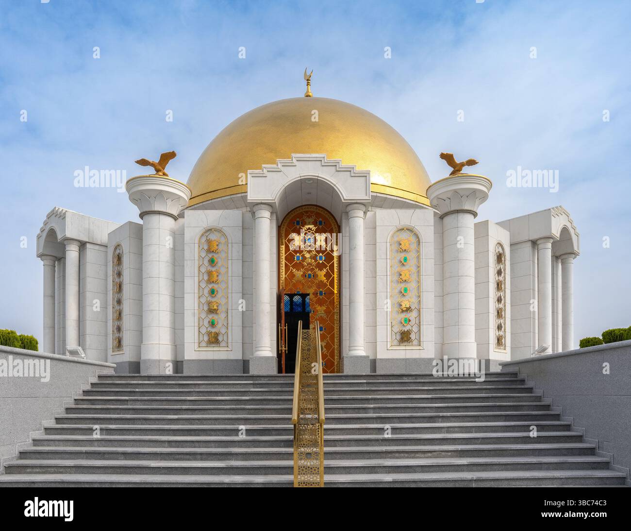 Ashgabat, Turkmenistan, 03.20.2025 il mausoleo di Turkmenbashi Foto Stock