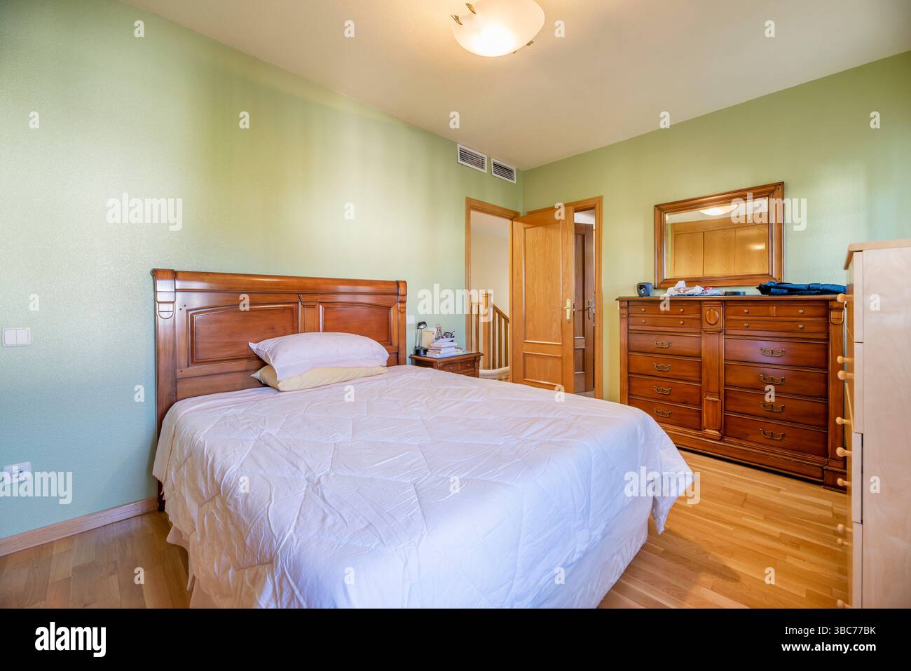 Lo stile eclettico consente di mescolare periodi, stili e materiali diversi nella decorazione, creando un ambiente unico e pieno di personalità Foto Stock