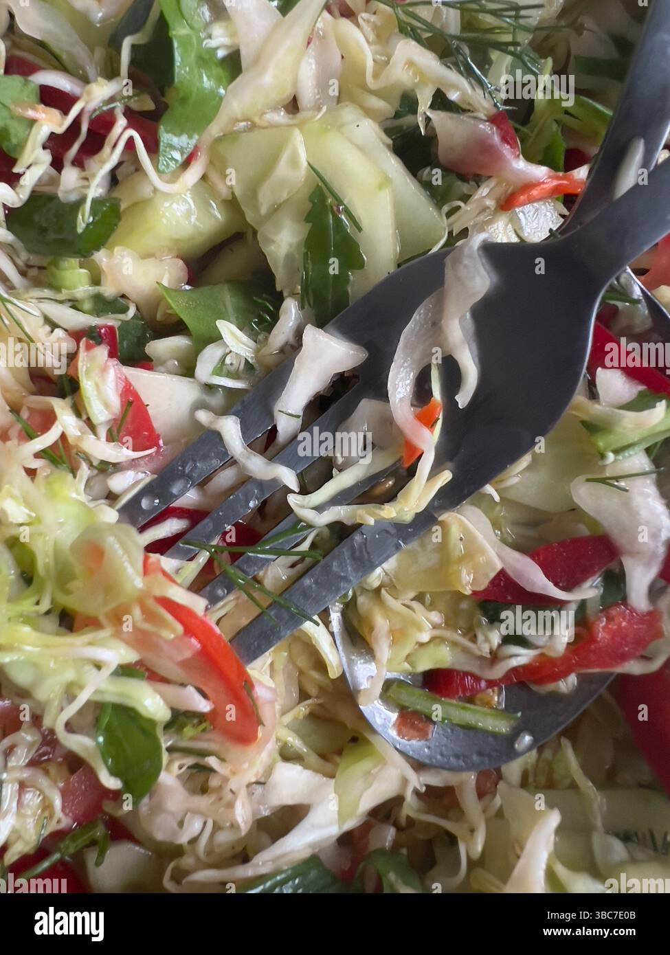 Insalata di verdure fresche, cavolo verde grattugiato, peperone rosso, pomodoro, cetriolo, e cipolle verdi. Colorato, sano - Immagine stock catturata con smartphone