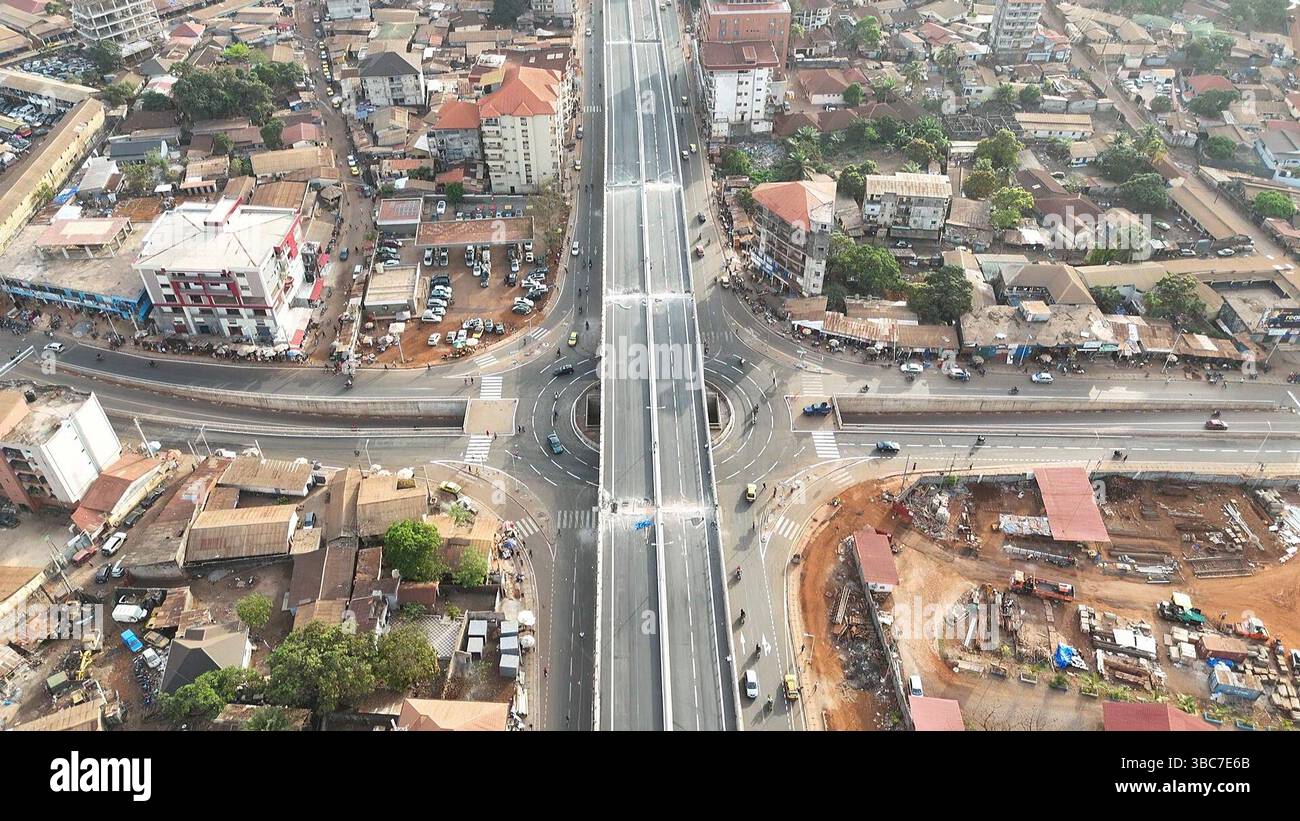 (250519) -- CONAKRY, 19 maggio 2025 (Xinhua) -- una foto di un drone aereo scattata il 1° maggio 2025 mostra il cantiere del Bambeto Roundabout Interchange Project a Conakry, capitale della Guinea. A SEGUIRE "Feature: L'azienda cinese aiuta a ridurre la congestione del traffico nella capitale della Guinea con uno scambio a tre livelli" (Power Construction Corporation of China/Handout via Xinhua) Foto Stock