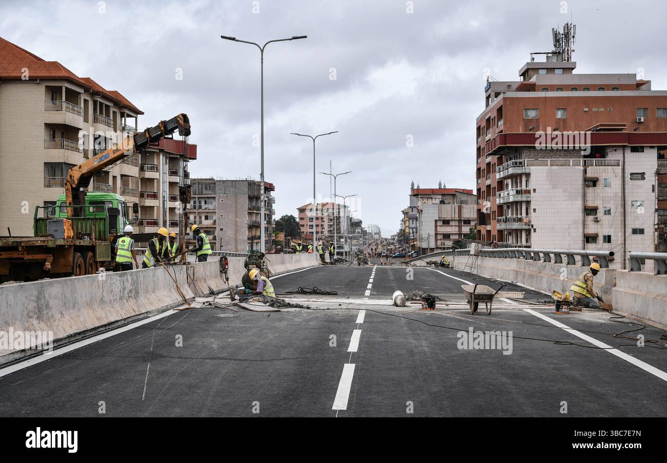 Conakry, Guinea. 29 aprile 2025. I lavoratori operano nel cantiere del Bambeto Roundabout Interchange Project a Conakry, capitale della Guinea, il 29 aprile 2025. PER ANDARE CON "Feature: L'azienda cinese aiuta a ridurre la congestione del traffico nella capitale della Guinea con uno scambio a tre livelli" credito: Han Xu/Xinhua/Alamy Live News Foto Stock