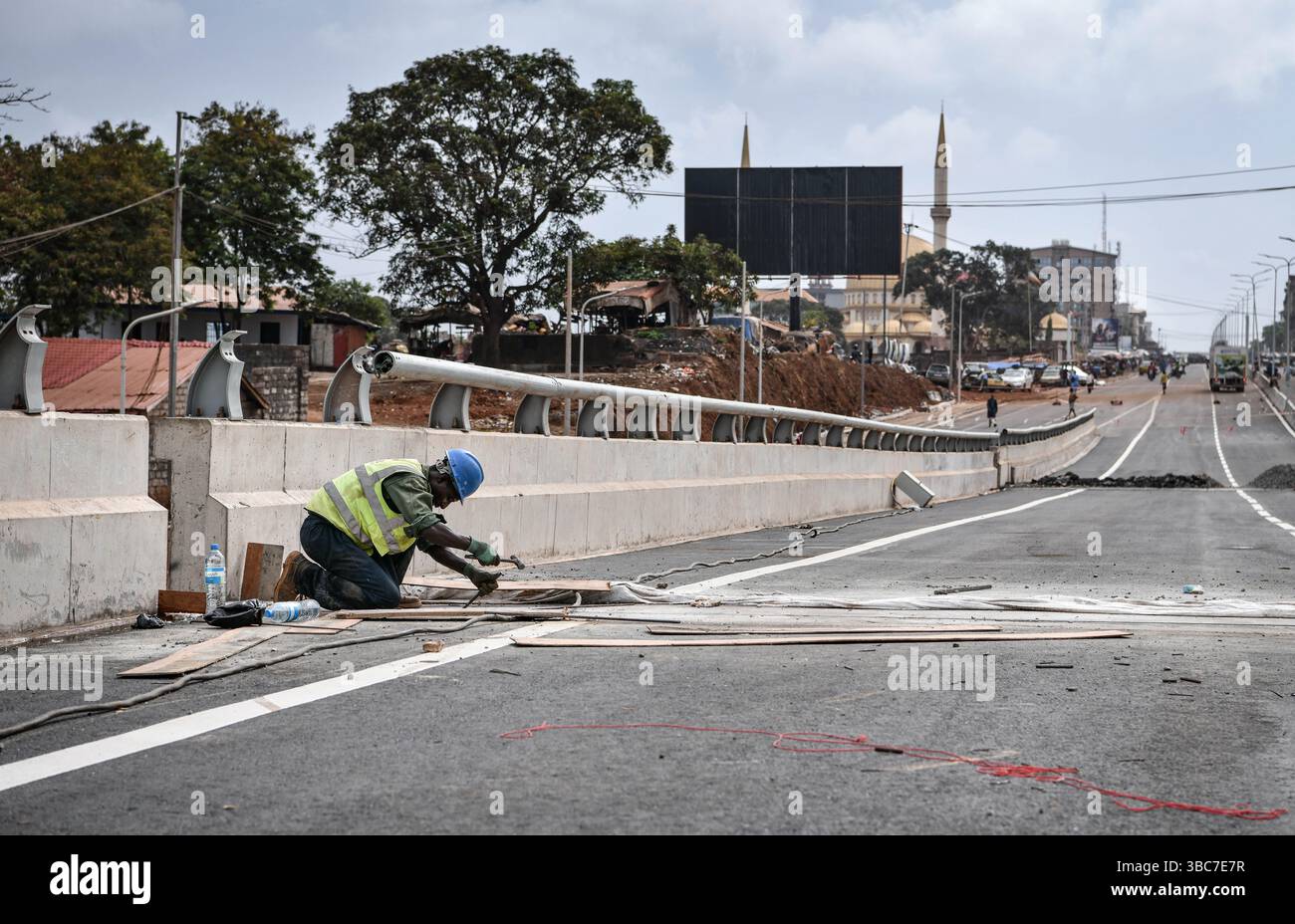Conakry, Guinea. 29 aprile 2025. Un lavoratore opera nel cantiere del Bambeto Roundabout Interchange Project a Conakry, capitale della Guinea, il 29 aprile 2025. PER ANDARE CON "Feature: L'azienda cinese aiuta a ridurre la congestione del traffico nella capitale della Guinea con uno scambio a tre livelli" credito: Han Xu/Xinhua/Alamy Live News Foto Stock