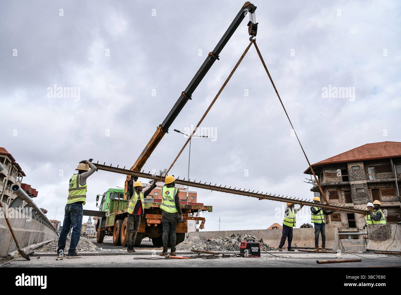 Conakry, Guinea. 29 aprile 2025. I lavoratori operano nel cantiere del Bambeto Roundabout Interchange Project a Conakry, capitale della Guinea, il 29 aprile 2025. PER ANDARE CON "Feature: L'azienda cinese aiuta a ridurre la congestione del traffico nella capitale della Guinea con uno scambio a tre livelli" credito: Han Xu/Xinhua/Alamy Live News Foto Stock