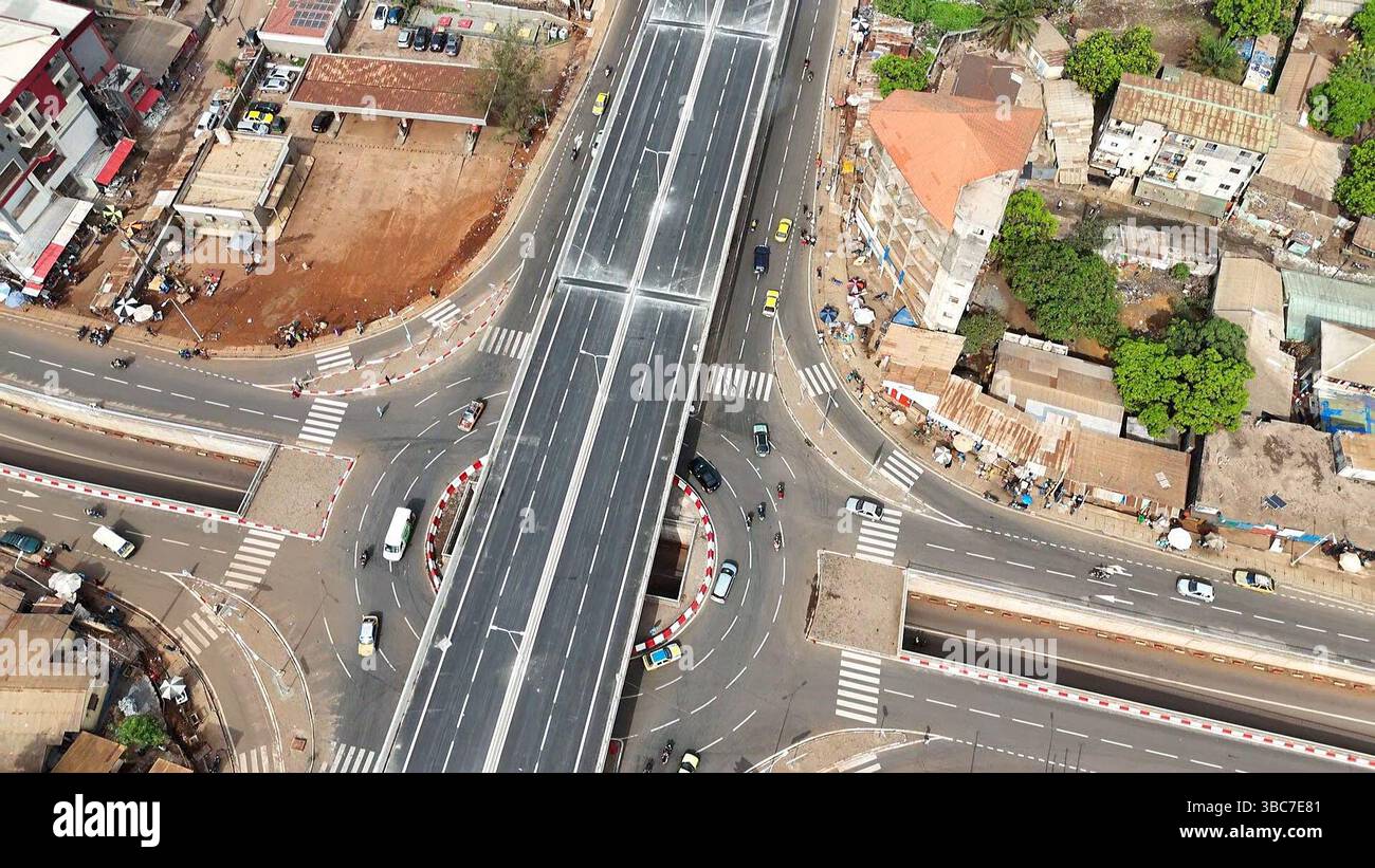 (250519) -- CONAKRY, 19 maggio 2025 (Xinhua) -- una foto di un drone aereo scattata il 1° maggio 2025 mostra il cantiere del Bambeto Roundabout Interchange Project a Conakry, capitale della Guinea. A SEGUIRE "Feature: L'azienda cinese aiuta a ridurre la congestione del traffico nella capitale della Guinea con uno scambio a tre livelli" (Power Construction Corporation of China/Handout via Xinhua) Foto Stock