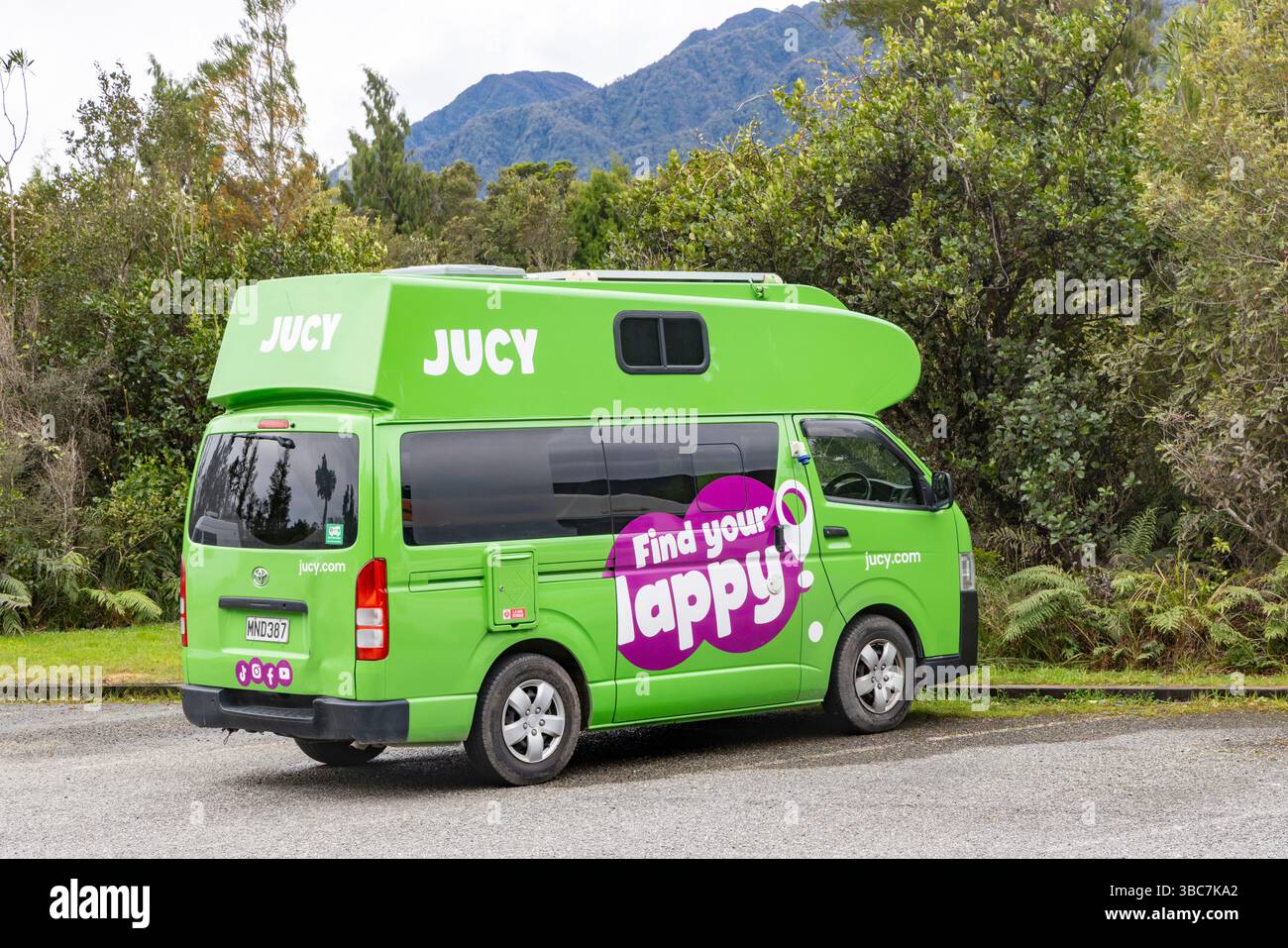 Veicolo Jucy Campervan in viaggio su strada, Isola del Sud, nuova Zelanda, un popolare piccolo camper per per viaggiatori indipendenti Foto Stock