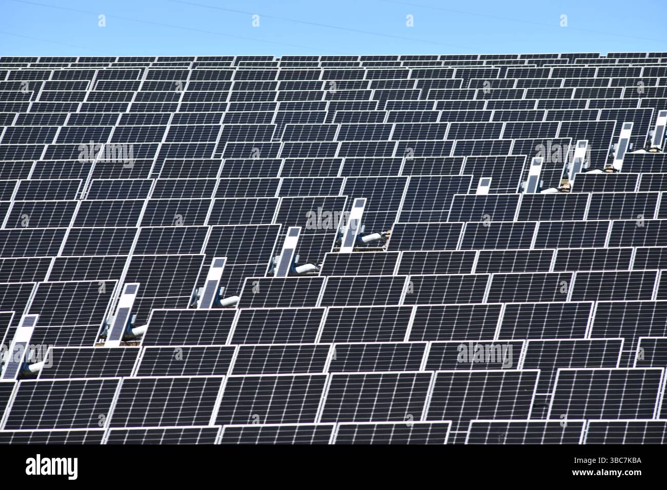 Pannelli solari e infrastrutture a Lower Wonga, nel distretto di South Burnett, Queensland, Australia. L'azienda agricola di 500 ettari produce 438.000 MWh di re Foto Stock