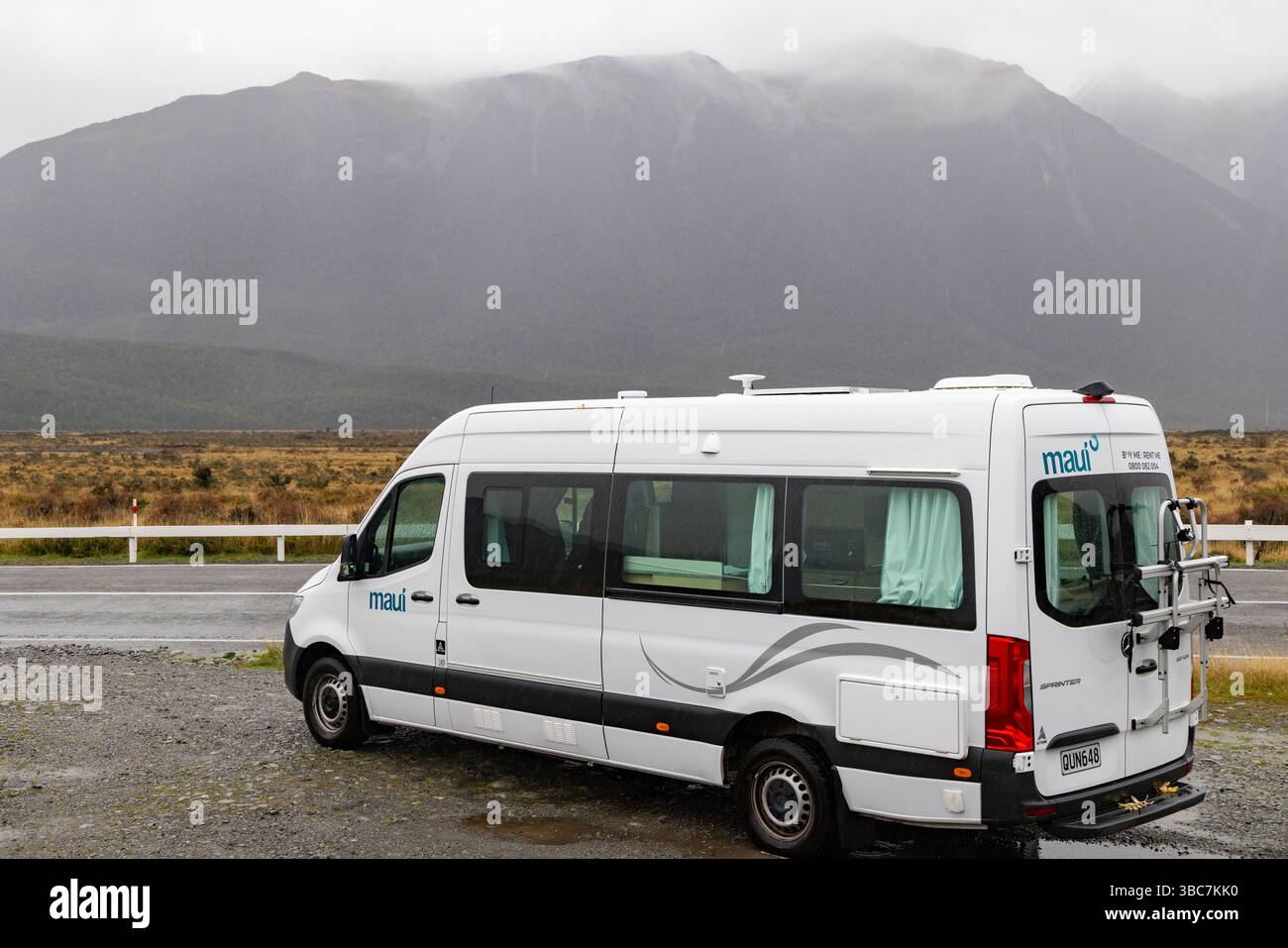 Maui camper per per vacanze alla guida, Mercedes Benz van nella foto al passo Arthurs sulla costa meridionale della nuova Zelanda, autunno pioggia 2025 Foto Stock