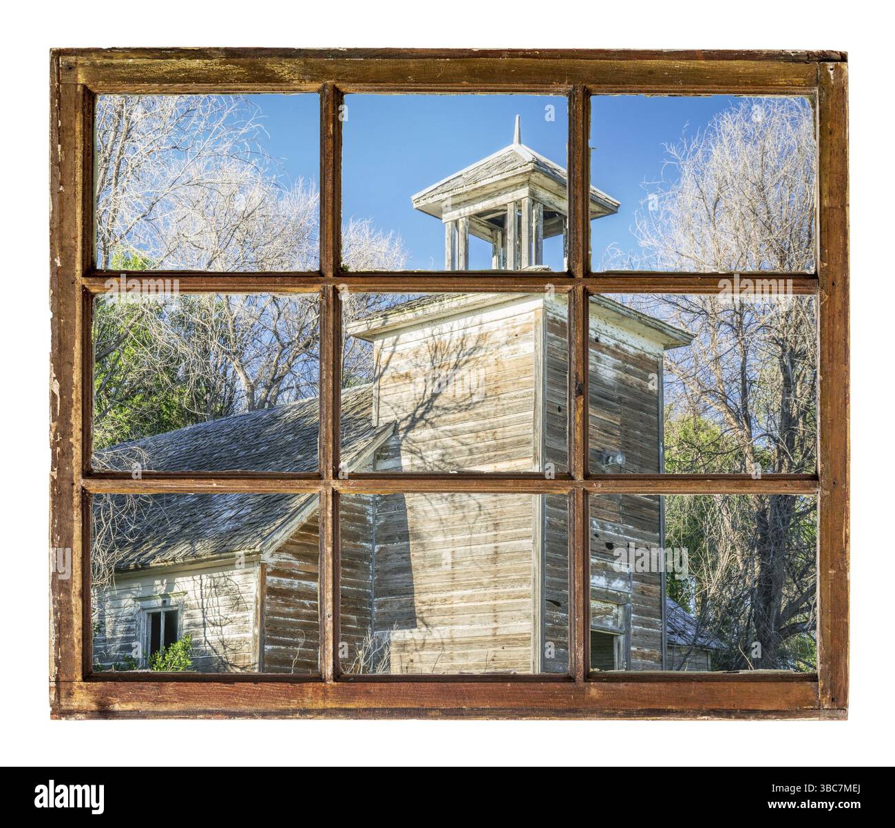 Vecchia scuola abbandonata nel Nebraska rurale, vista attraverso vintage, grunge, finestra con vetri sporchi Foto Stock