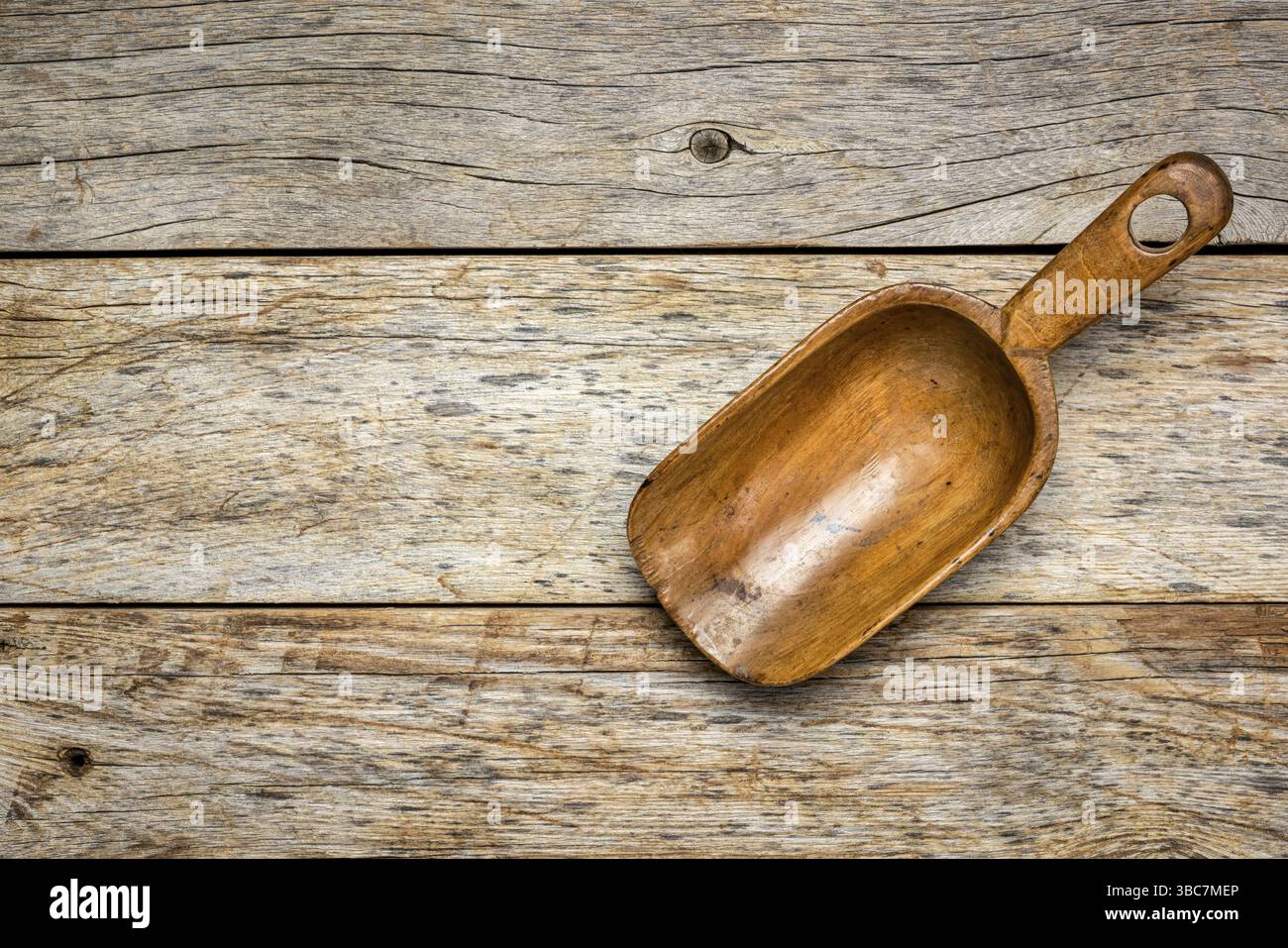 Svuotare la paletta in legno rustico contro il legno di fienile intemperie Foto Stock