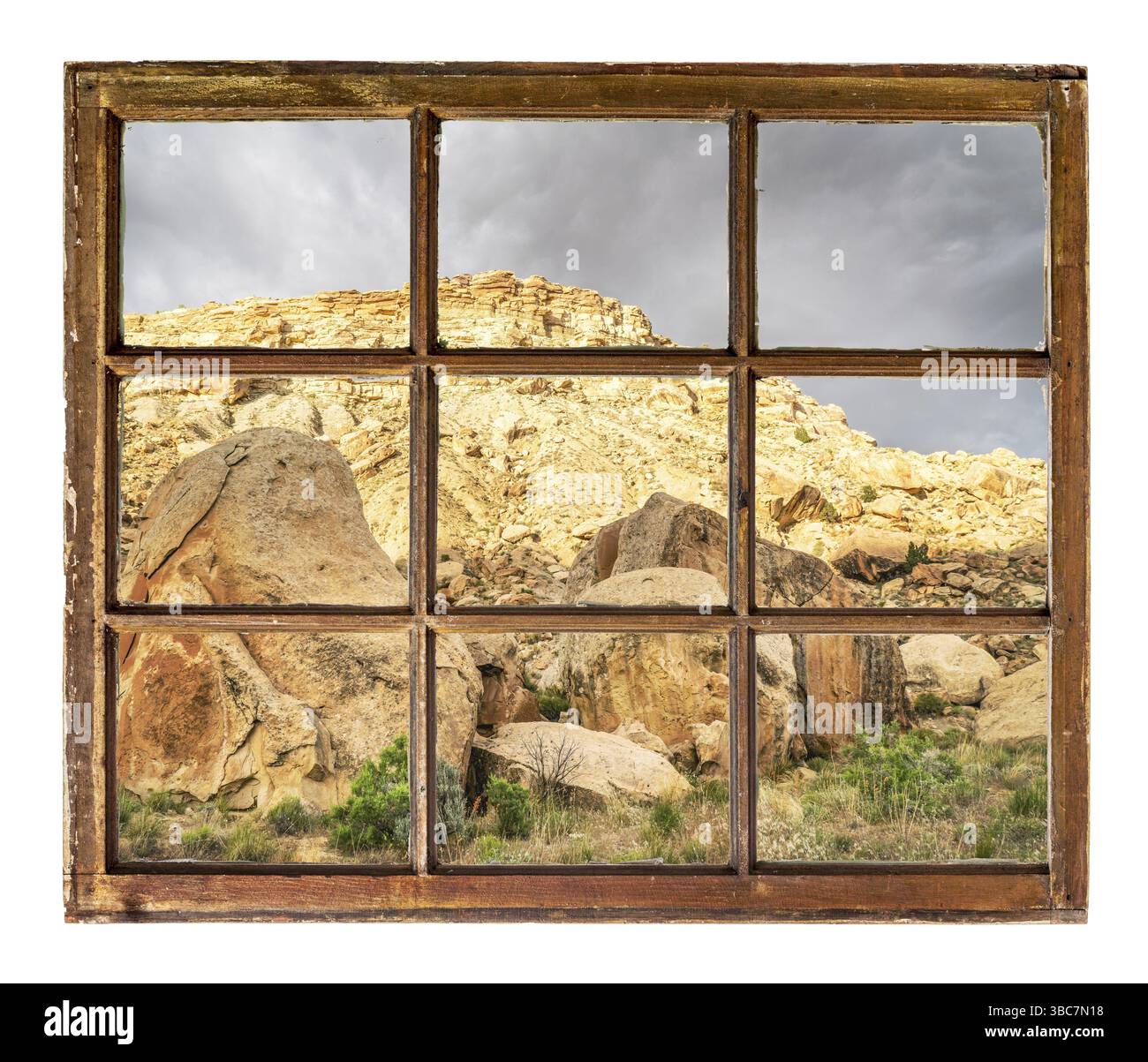 Rocce e scogliere del deserto viste attraverso vintage, grunge, vetrina con vetro sporco Foto Stock