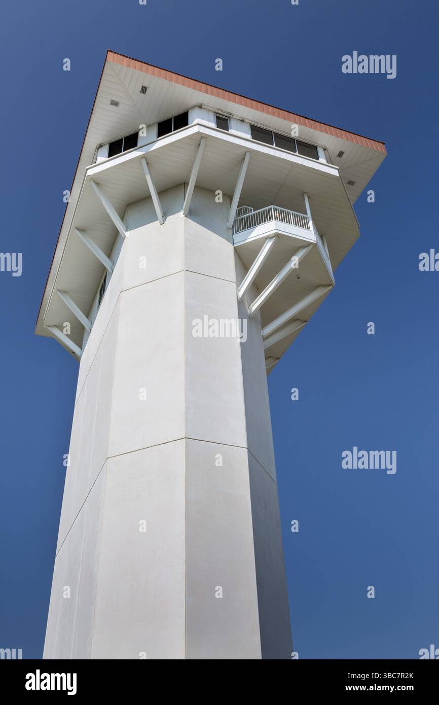 NORTH PLATTE, NEBRASKA, 14 LUGLIO 2014: Torre di osservazione Golden Spike che si affaccia sul cantiere ferroviario Bailey di Union Pacific, il più grande cantiere ferroviario del mondo han Foto Stock