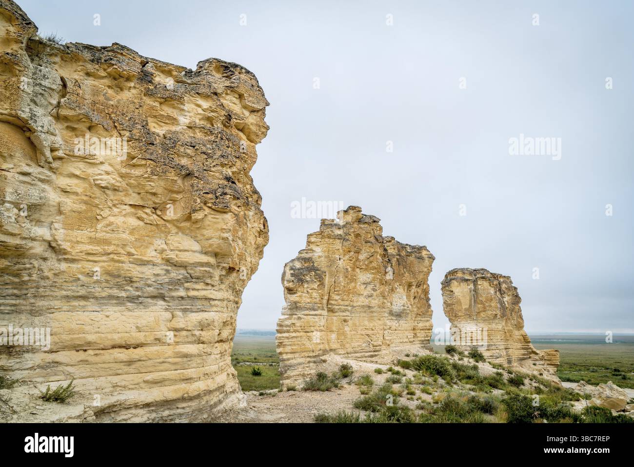 Formazione di colonne calcaree vicino a Castle Rock in una prateria del Kansas occidentale vicino a Quinter (Gove County) Foto Stock