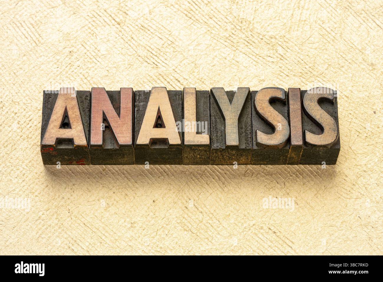 Parola di analisi in legno di stampa letteraria vintage che blocca la carta ruvida Foto Stock