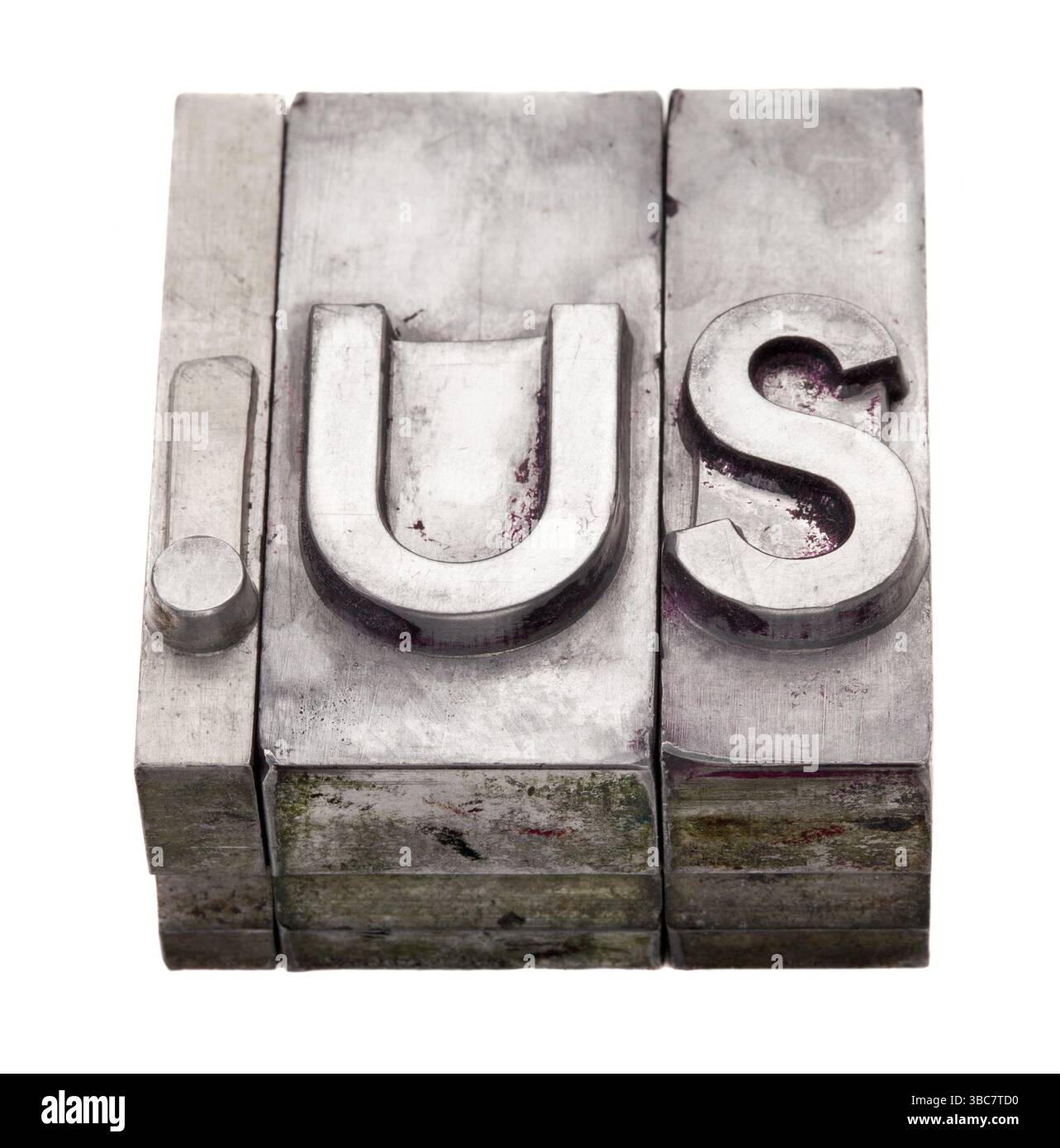 DOT US - Internet country code topâ dominio di livello € per gli Stati Uniti, blocchi di stampa per tipografia in metallo grunge, macchiati da inchiostri colorati, isolati su bianco Foto Stock