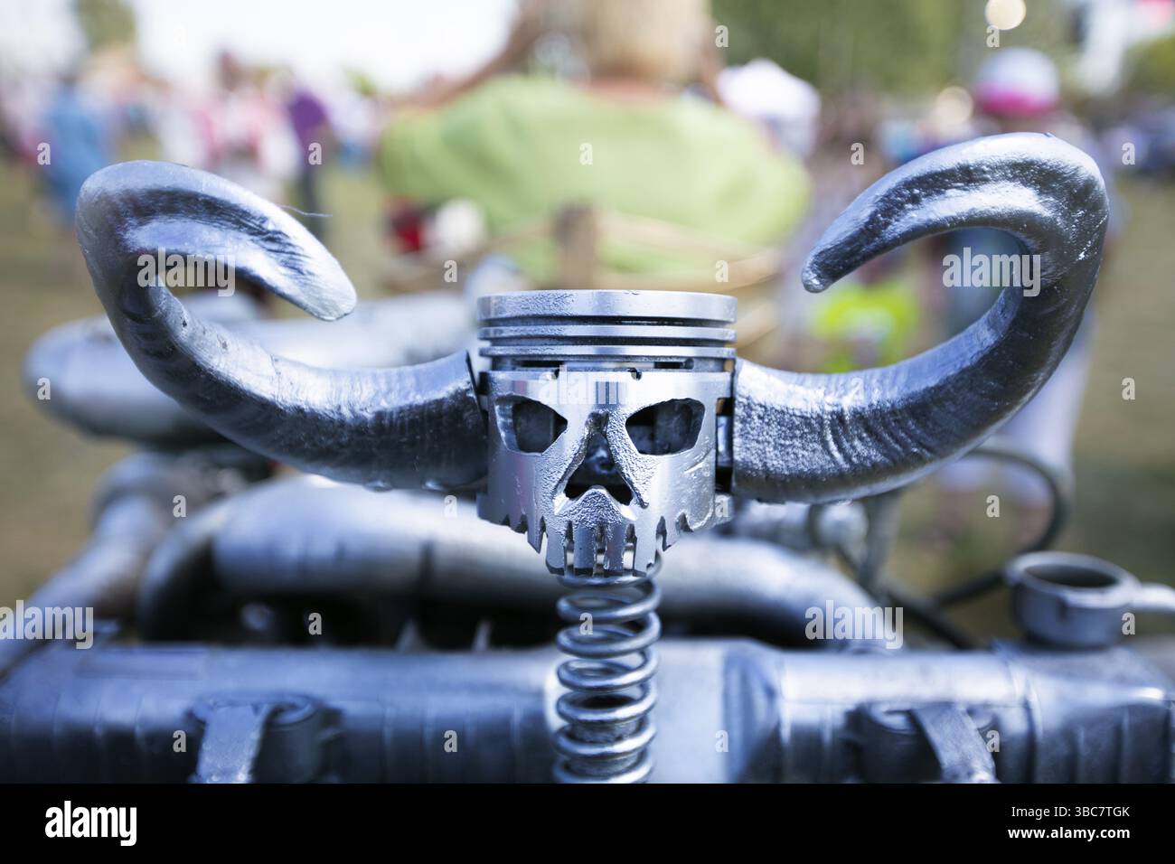 Oggetto decorativo realizzato con vecchie parti di macchine. Riciclaggio ecologico di metalli vecchi e usurati Foto Stock