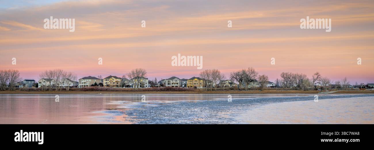 Lago gelido dopo il tramonto con case sul lungomare - il lago Boyd nel Colorado settentrionale, banner panoramico Foto Stock