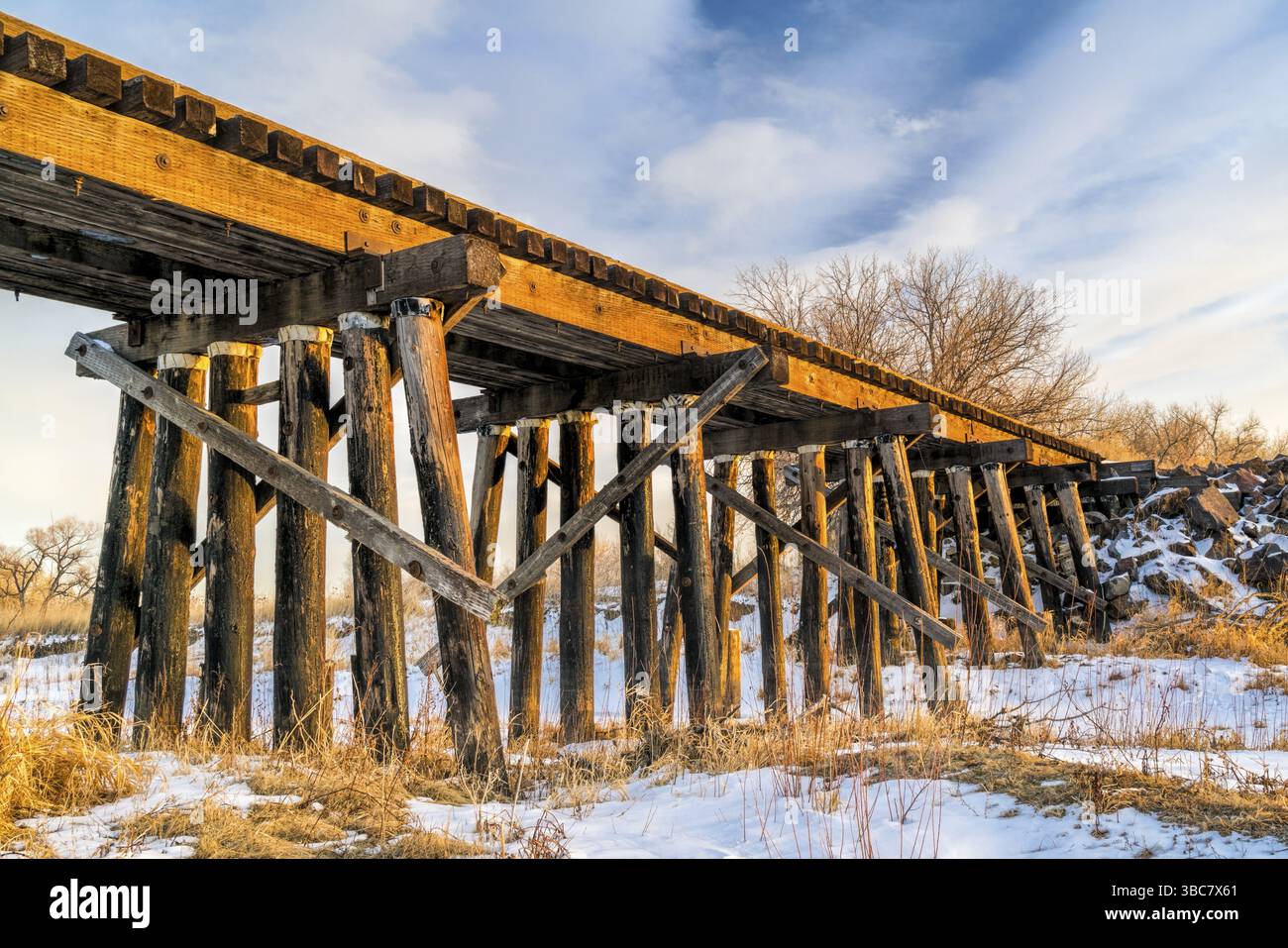 Ponte in legno della ferrovia abbandonato - St Vrain Creek vicino Platteville, Colorado Foto Stock