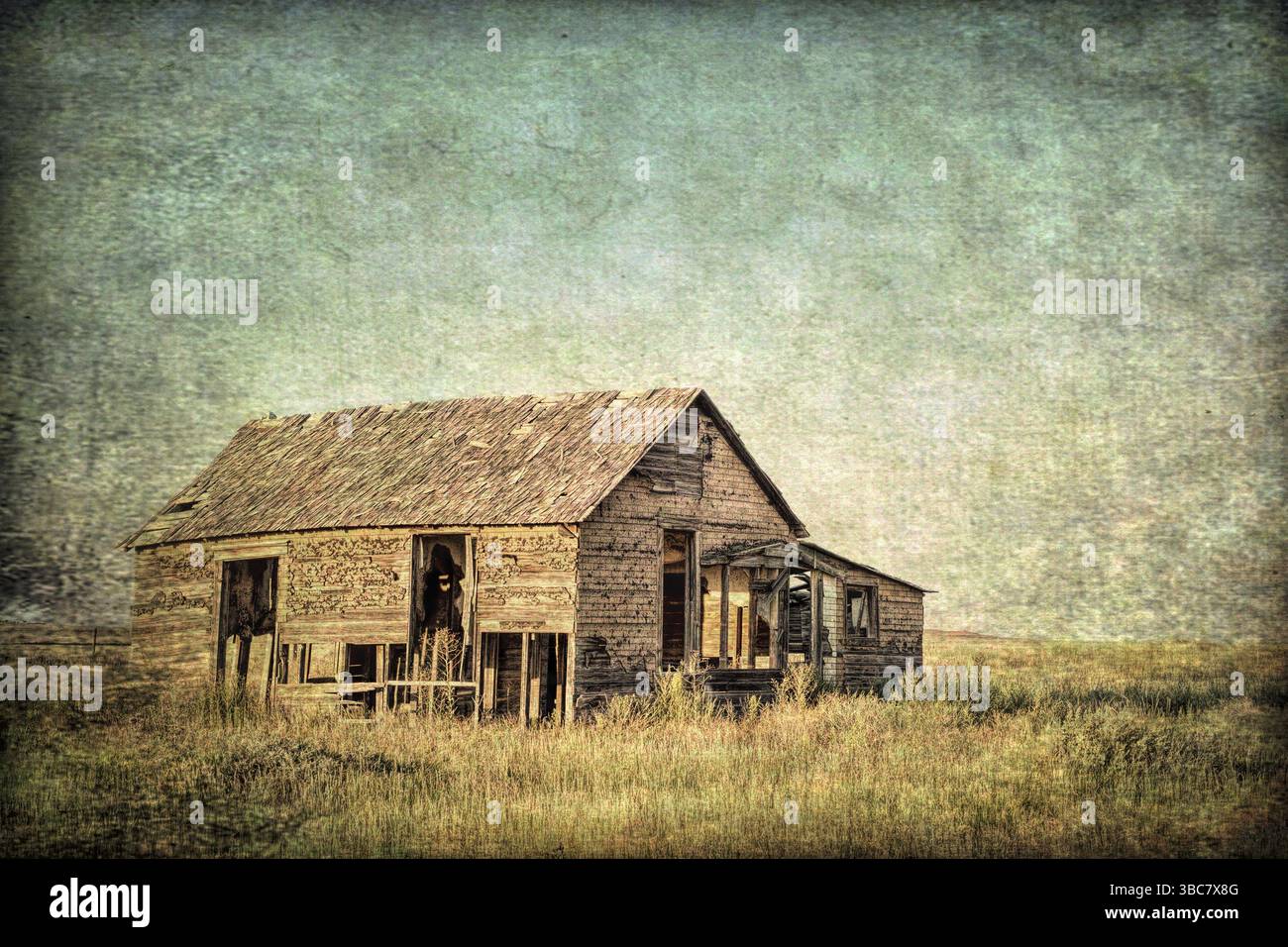 Vecchia fattoria abbandonata nella prateria del Colorado orientale, con finiture a trama grintosa e grintosa Foto Stock