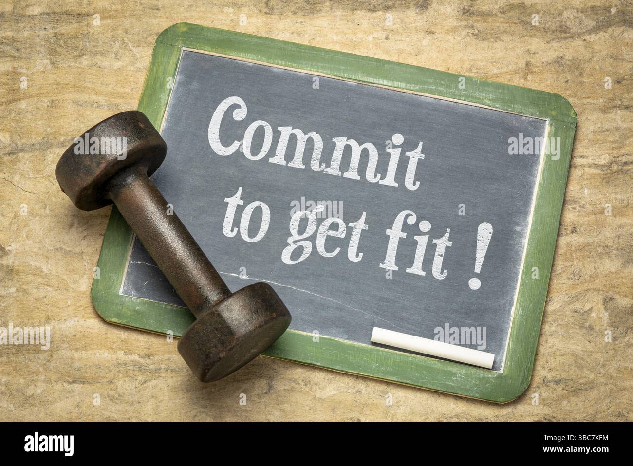 Impegnatevi a mettere in forma, fintess, esercizio e concetto di formazione - testo in gesso bianco su una lavagna in ardesia con un dumbbell Foto Stock