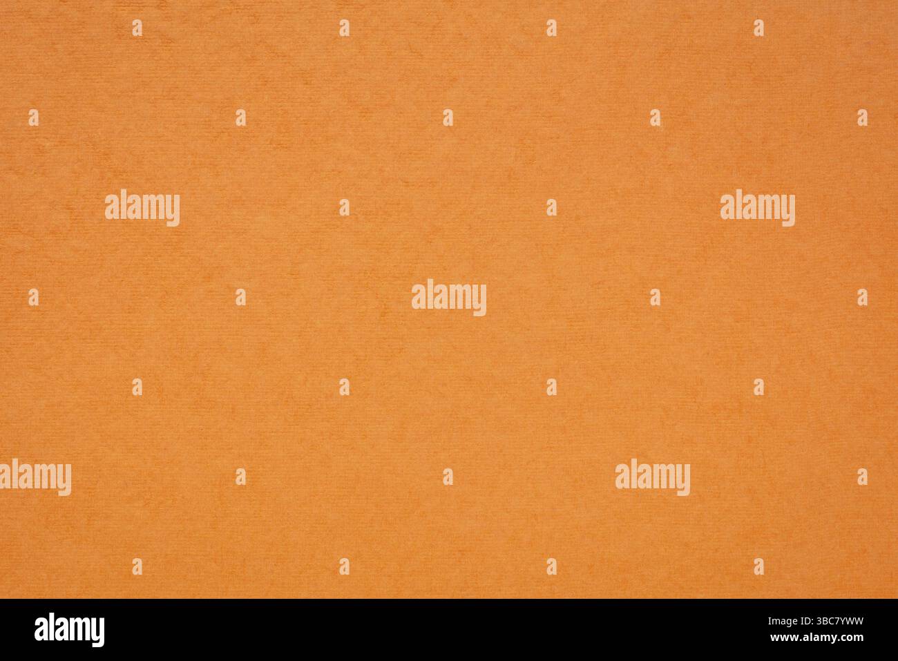 Sfondo e consistenza della carta indiana arancione fatta a mano creata con tessuto di cotone riciclato Foto Stock