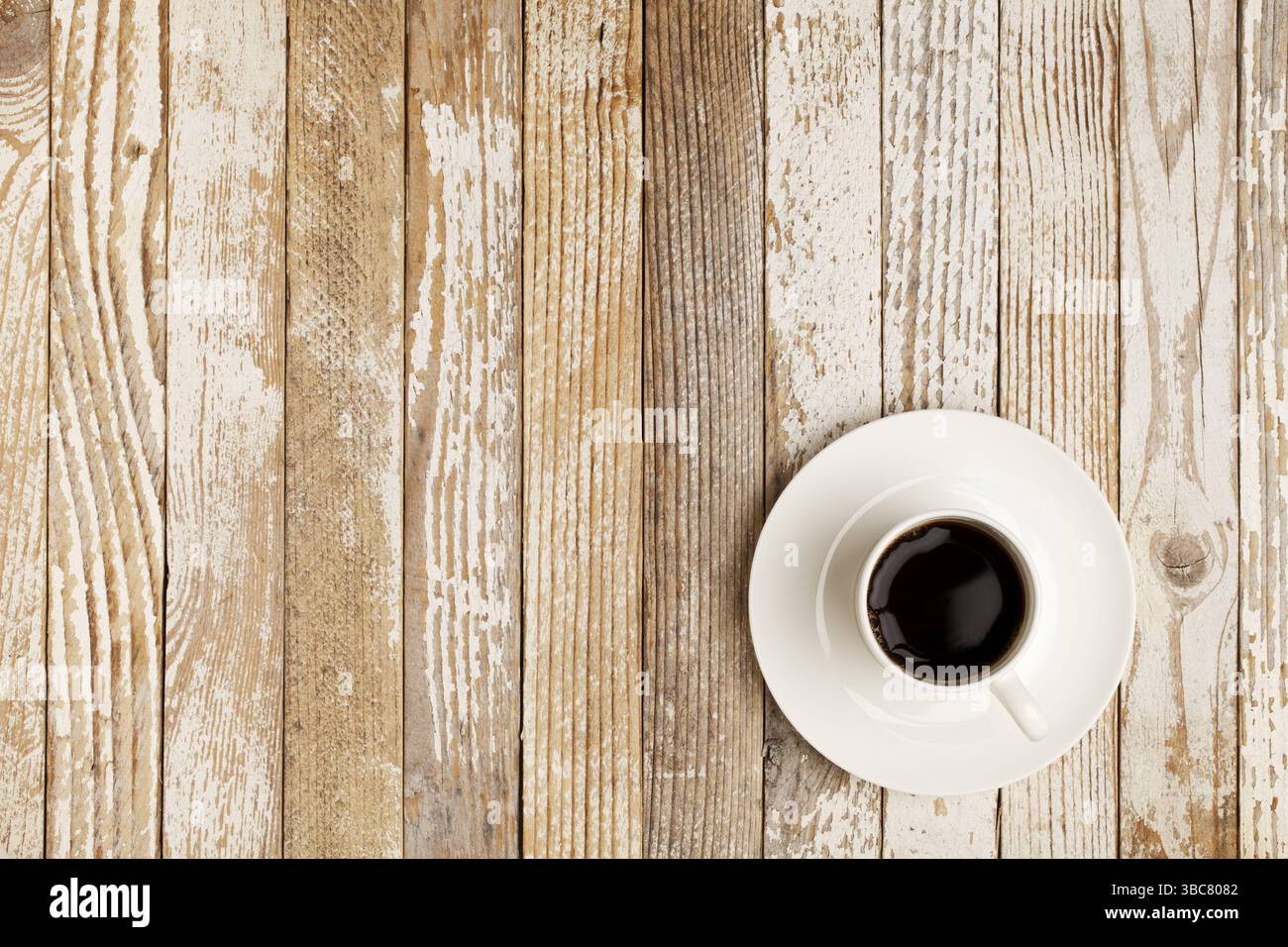 Caffè espresso in una tazza porcellana bianca su una superficie in legno grange con vernice staccata Foto Stock