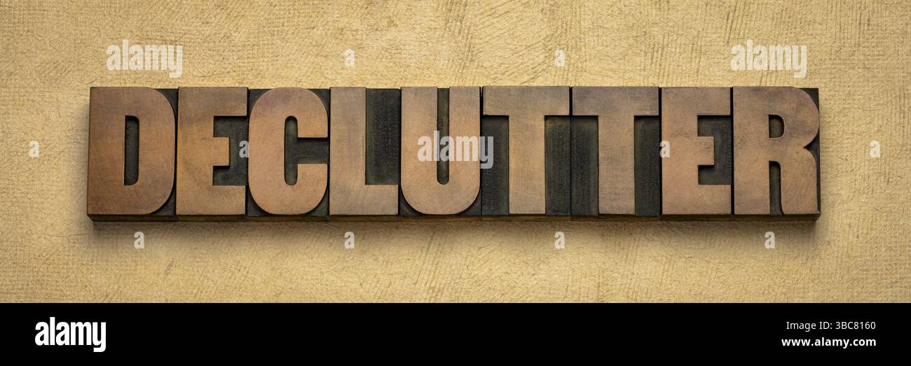 Declutter - abstract di parole in legno di stampa letterale vintage, blocchi di stampa su carta ruvida corteccia, minimalismo, business e lifestyle Foto Stock