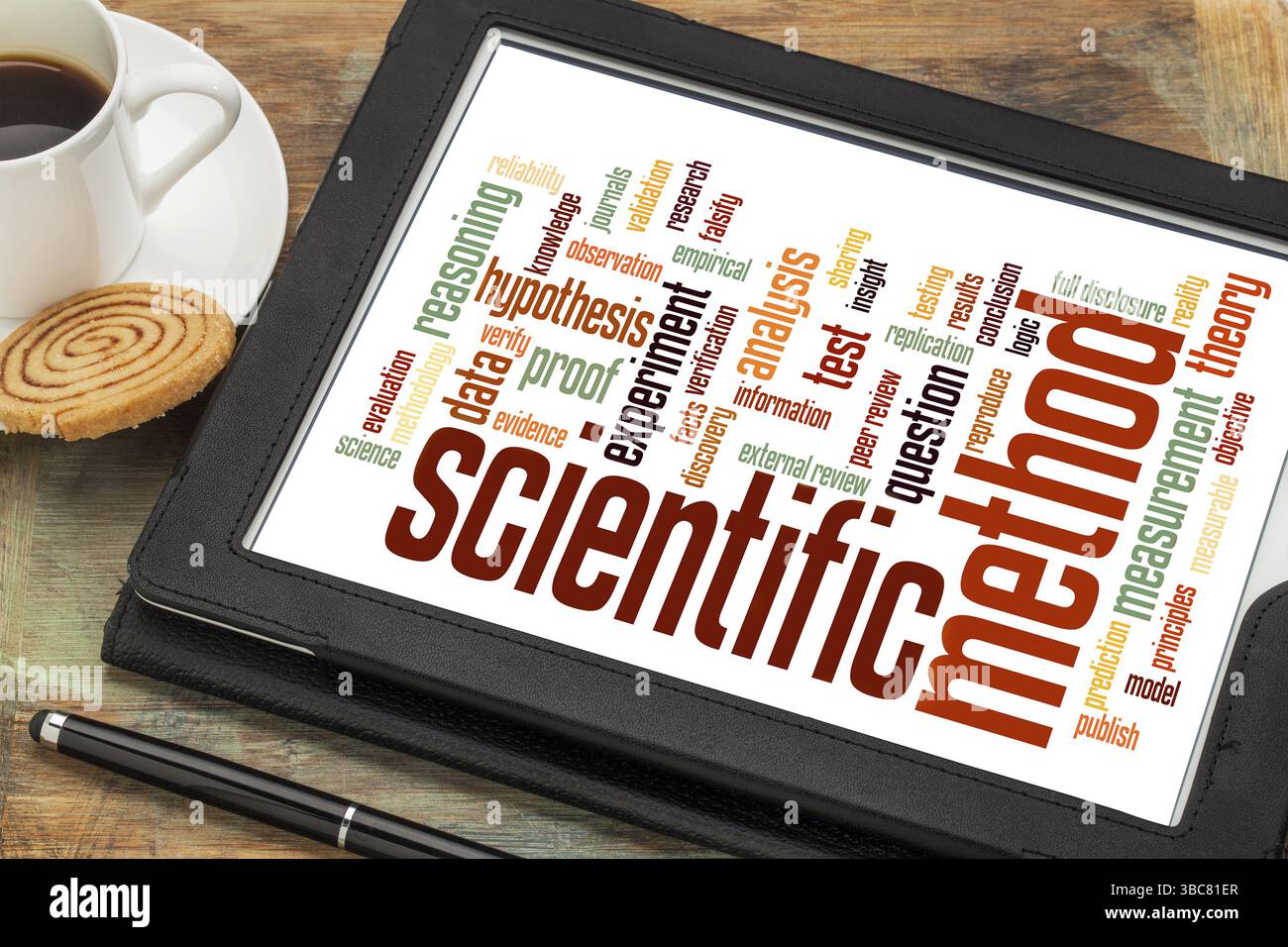 Parola di metodo scientifico cloud su un tablet digitale con una tazza di caffè Foto Stock