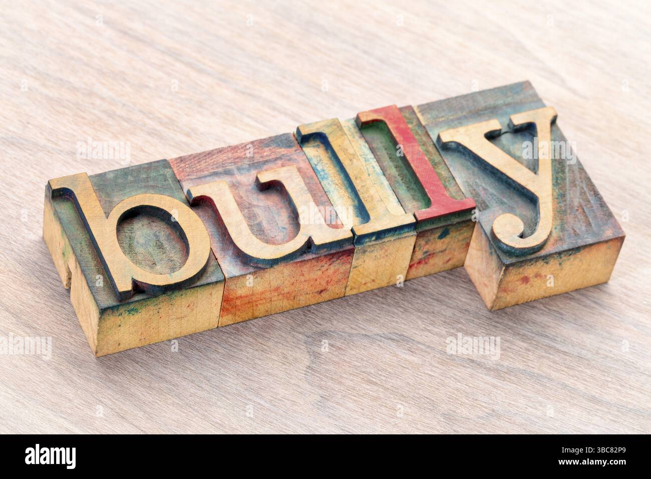 Bully Word abstract- testo in blocchi di stampa in legno di tipo letterpress vintage macchiati da inchiostri colorati Foto Stock