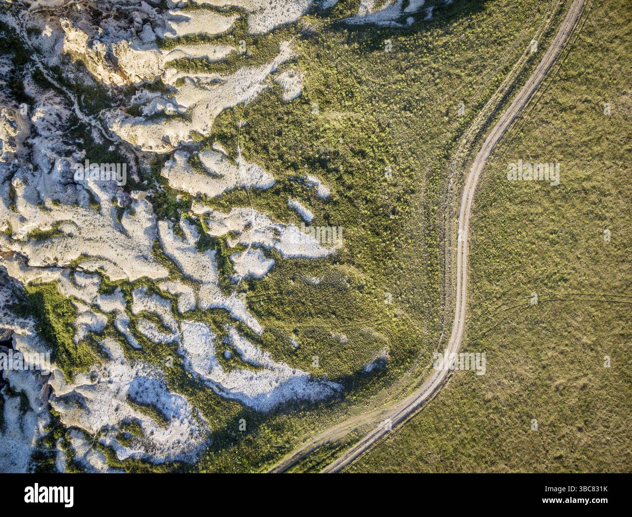 Prairie ranch Road e affioramenti calcarei vicino a Castle Rock in Kansas (Gove County), vista aerea Foto Stock