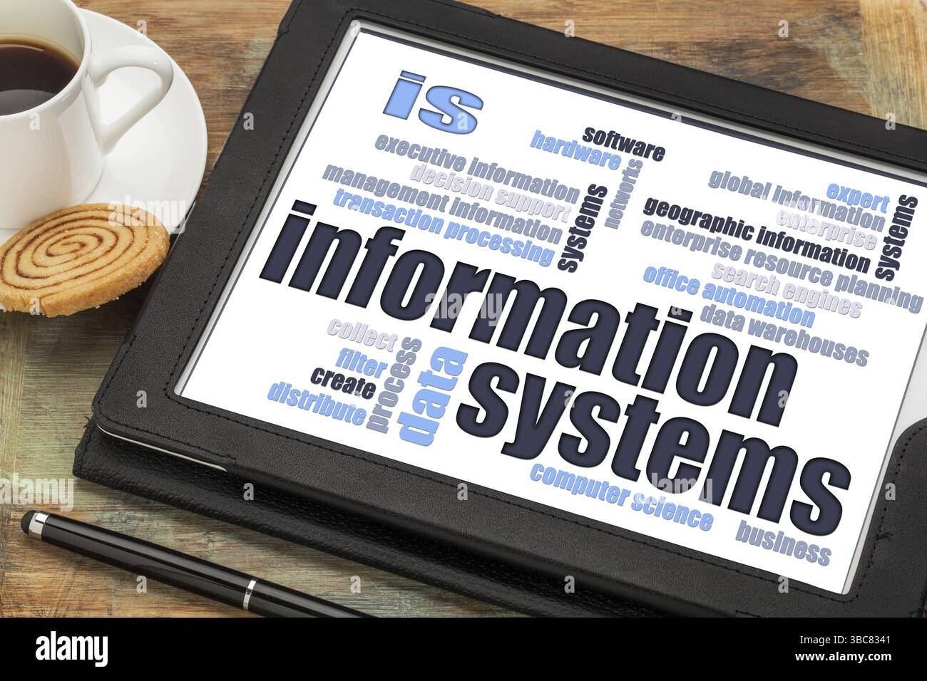 Sistemi informativi Word cloud su un tablet digitale con una tazza di caffè Foto Stock