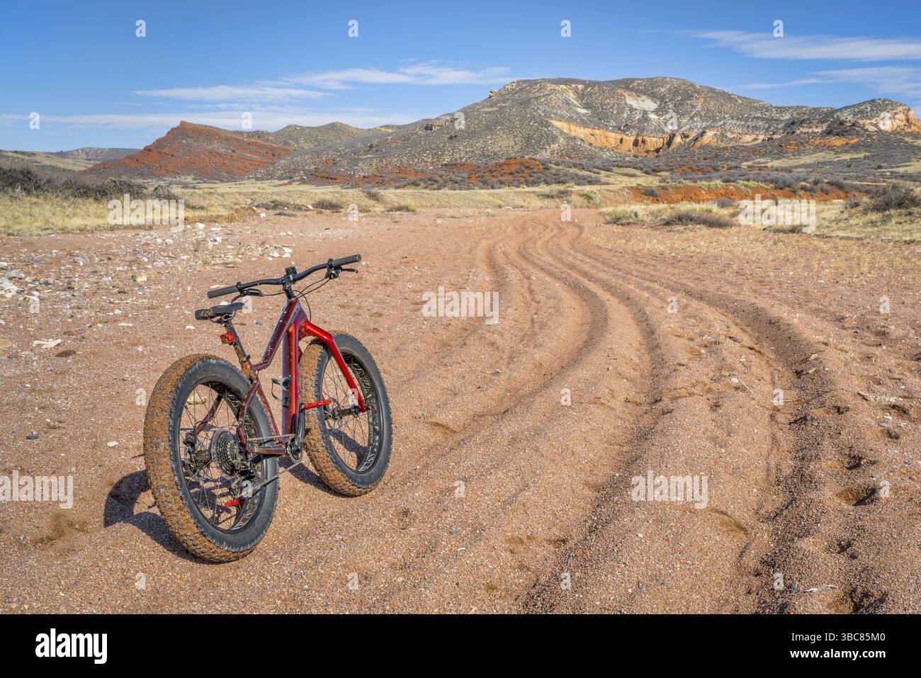 FAT bike su sentiero con ghiaia profonda e sciolta - Big Hole Wash Trail nel Red Mountain Open Space a nord di Fort Collins, Colorado Foto Stock
