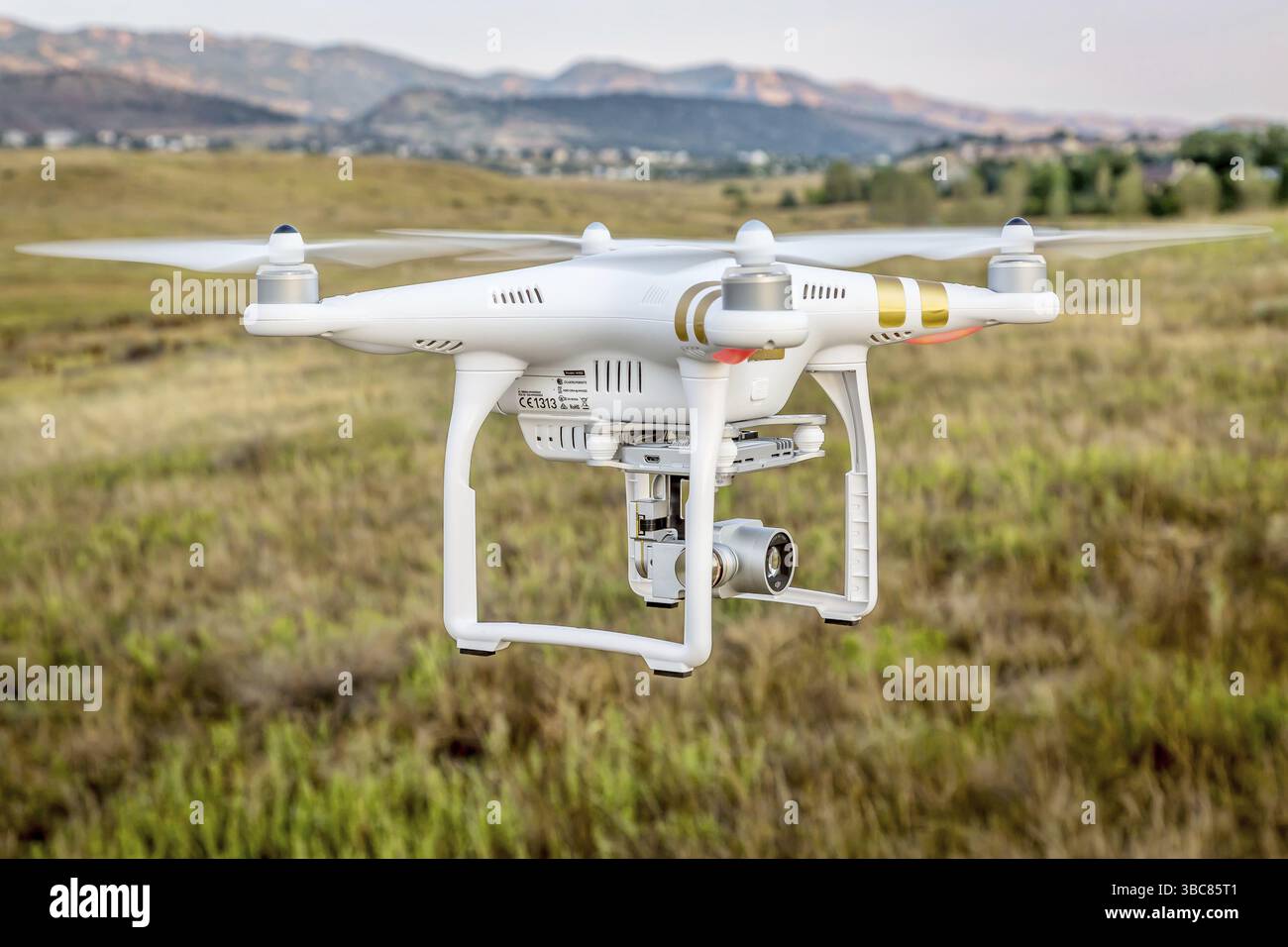 FORT COLLINS, CO, USA, 1 SETTEMBRE 2015: Il drone quadcopter Phantom 3 radiocontrollato sta volando con una macchina fotografica ai piedi delle Montagne Rocciose, a nord Foto Stock
